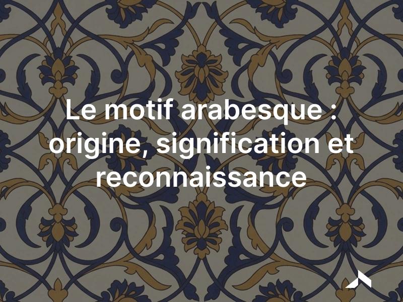 Motif arabesque : rinceaux végétaux entrelacés et symétriques, d'inspiration orientale