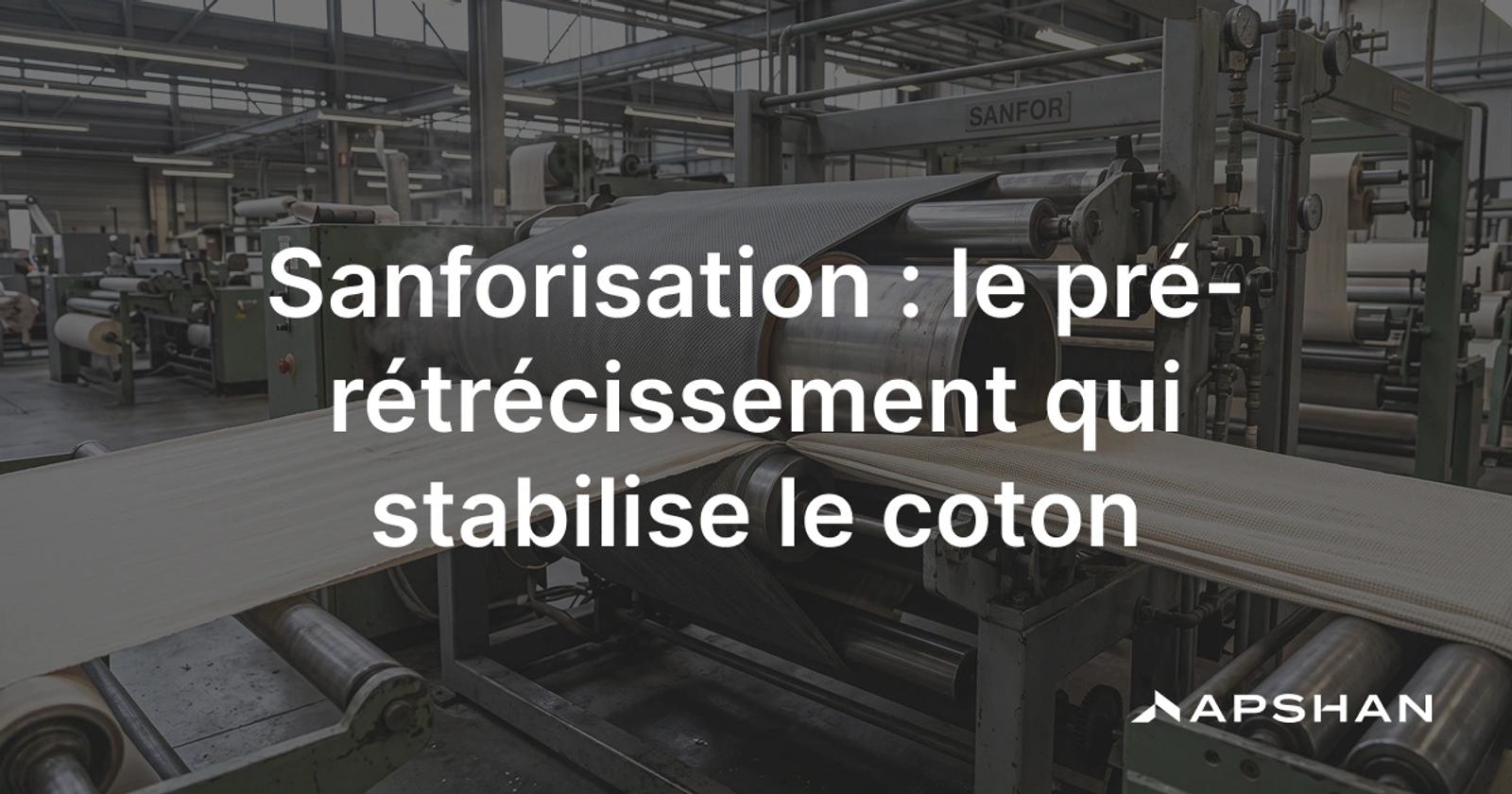 Tissu de coton comprimé sur la bande de caoutchouc d'une sanforiseuse pour le pré-rétrécir