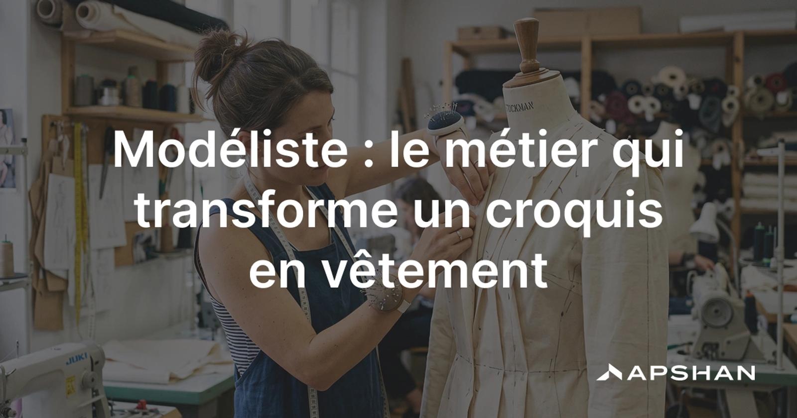 Modéliste épinglant une toile écrue sur un mannequin d'atelier, geste central du métier