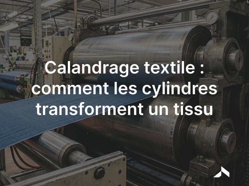 Tissu passant entre les cylindres d'une calandre textile industrielle