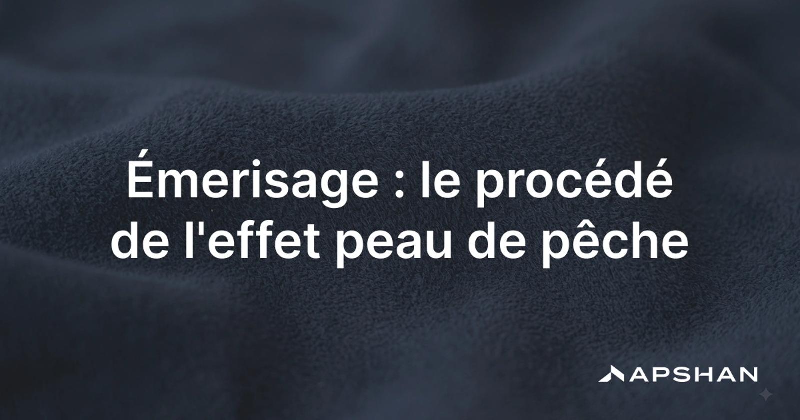 Gros plan sur un tissu émerisé au toucher velouté, effet peau de pêche mat