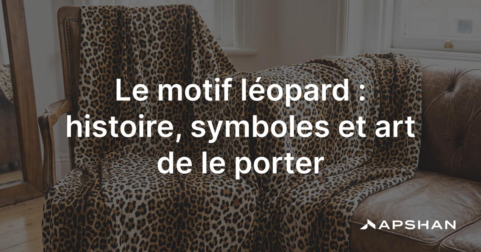Gros plan sur un tissu au motif léopard: des rosettes brunes et noires sur un fond fauve doré.