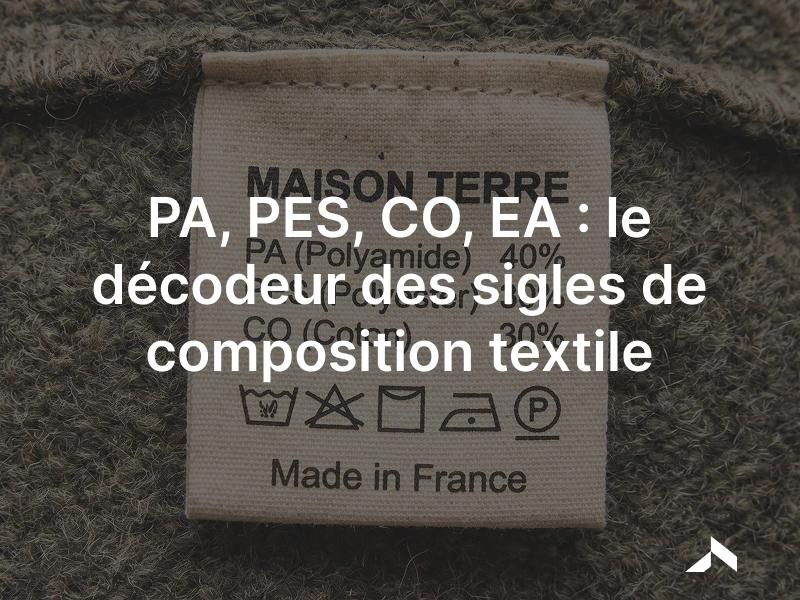 Etiquette de vêtement affichant une composition en sigles textiles PA, PES et CO