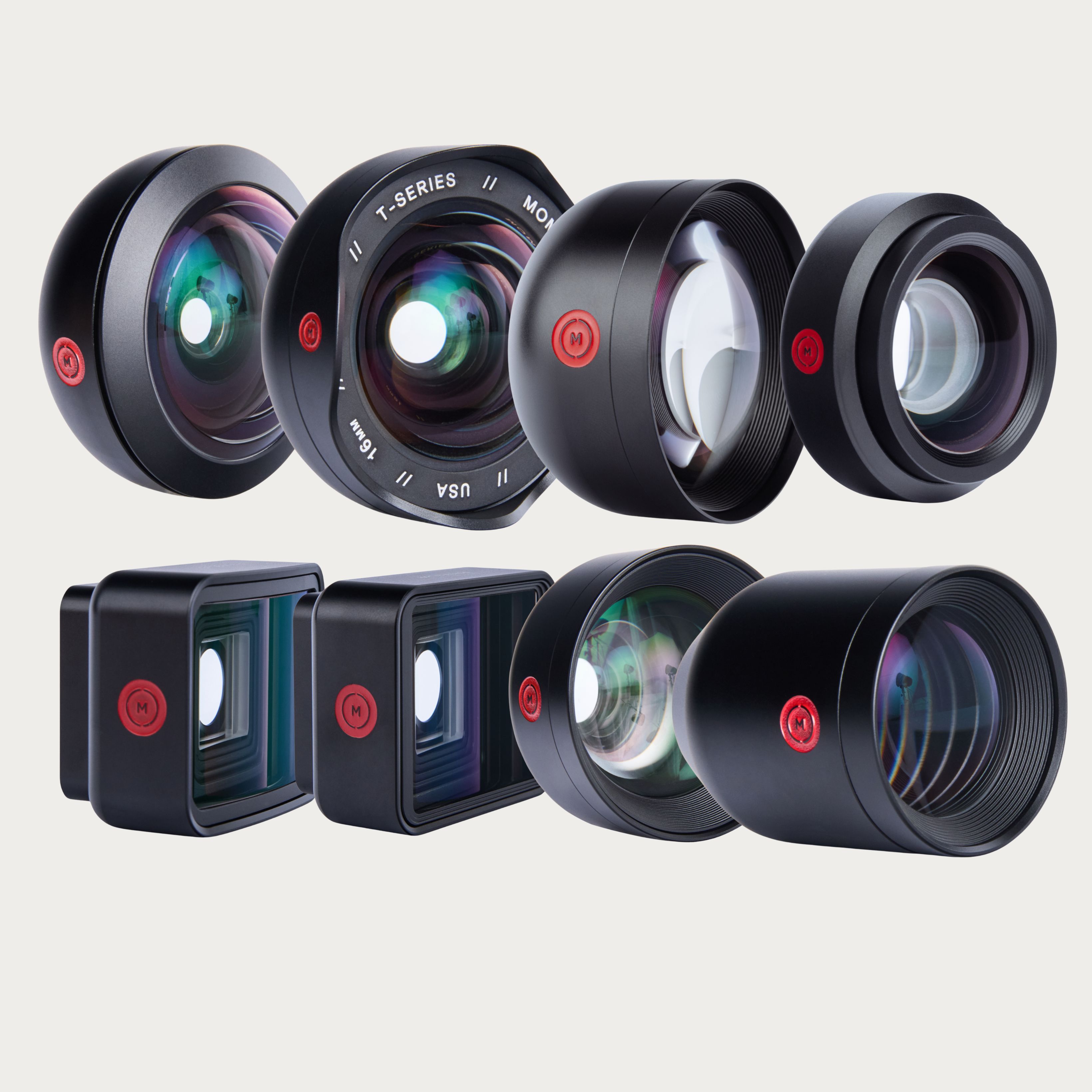 Conjunto de lentes Moment T-Series II para iPhone disposto sobre fundo escuro