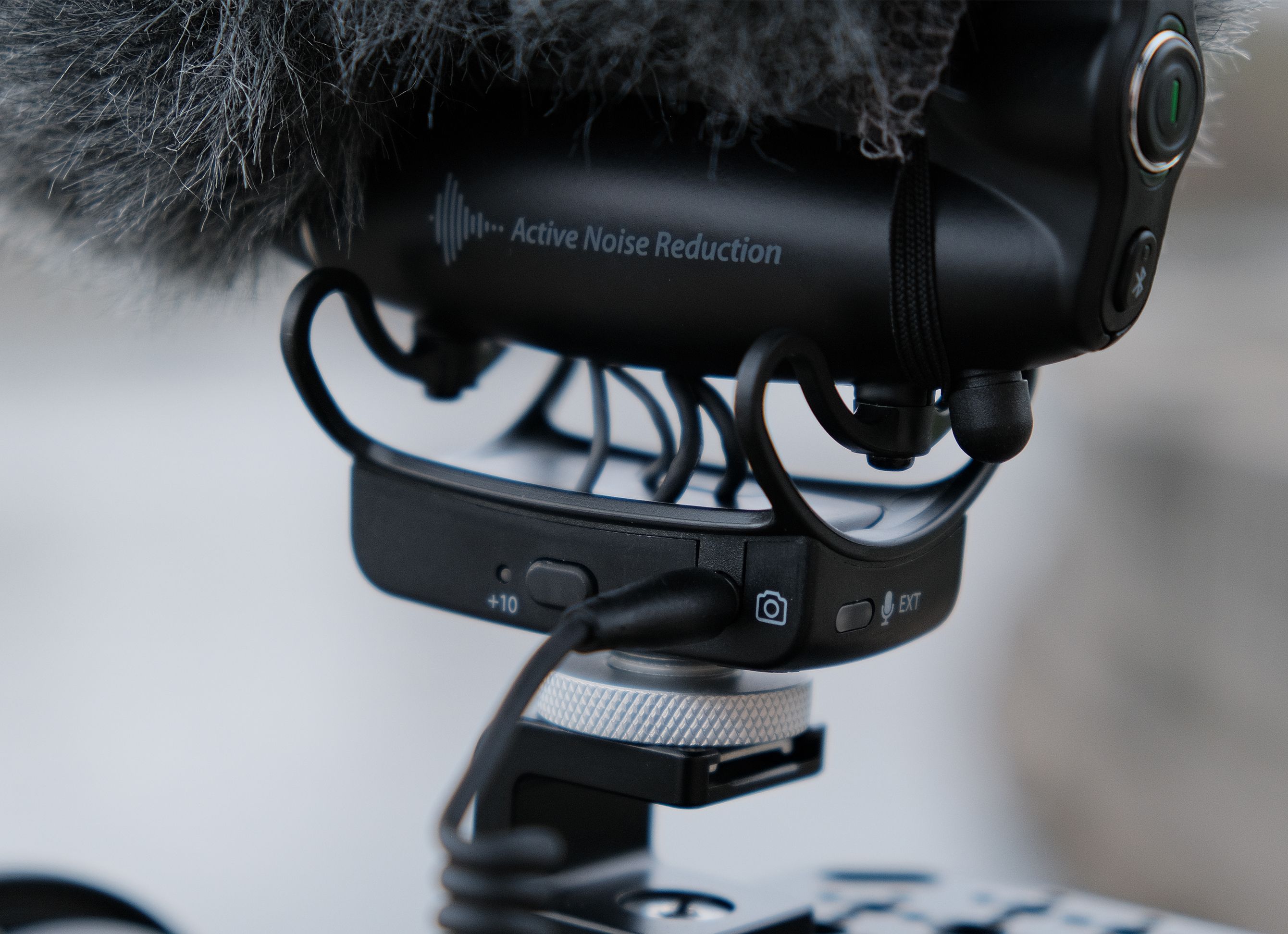 JOBY Wavo PRO On-Camera Shotgun Microphone | Moment