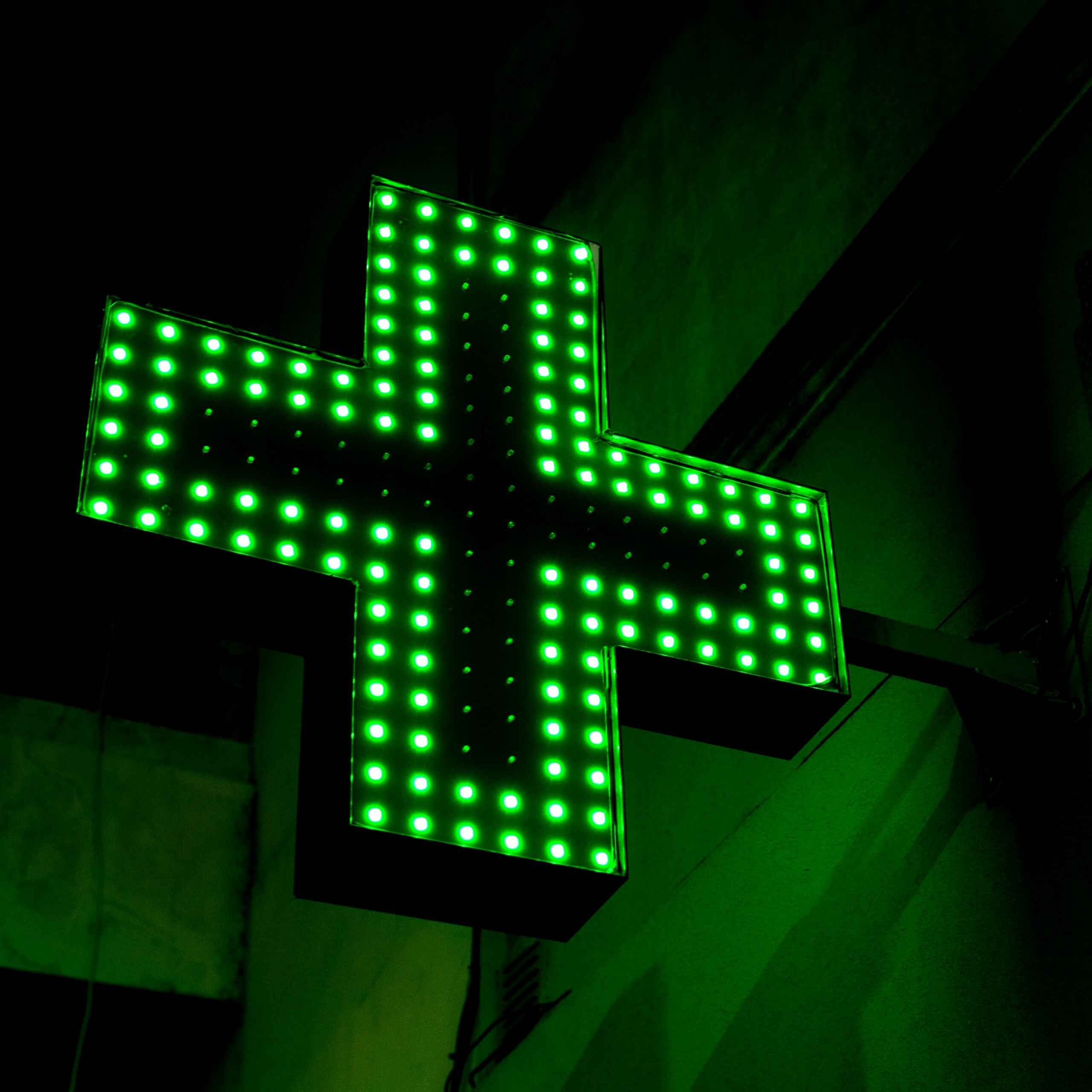 Signalétique-extérieure-pour-pharmacie-medd-agencement-de-pharmacie