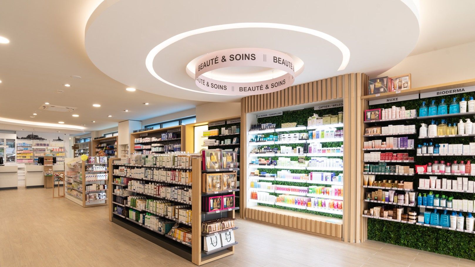 ¡El poder de las curvas en el diseño de farmacias!