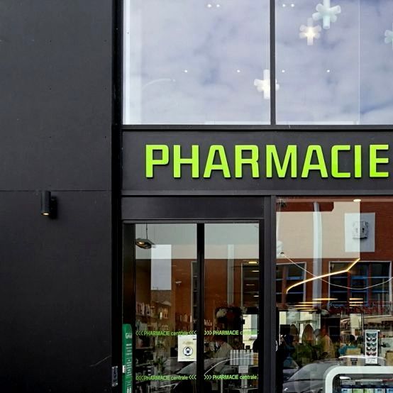 Signalétique-extérieure-pour-pharmacie-medd-agencement-de-pharmacie