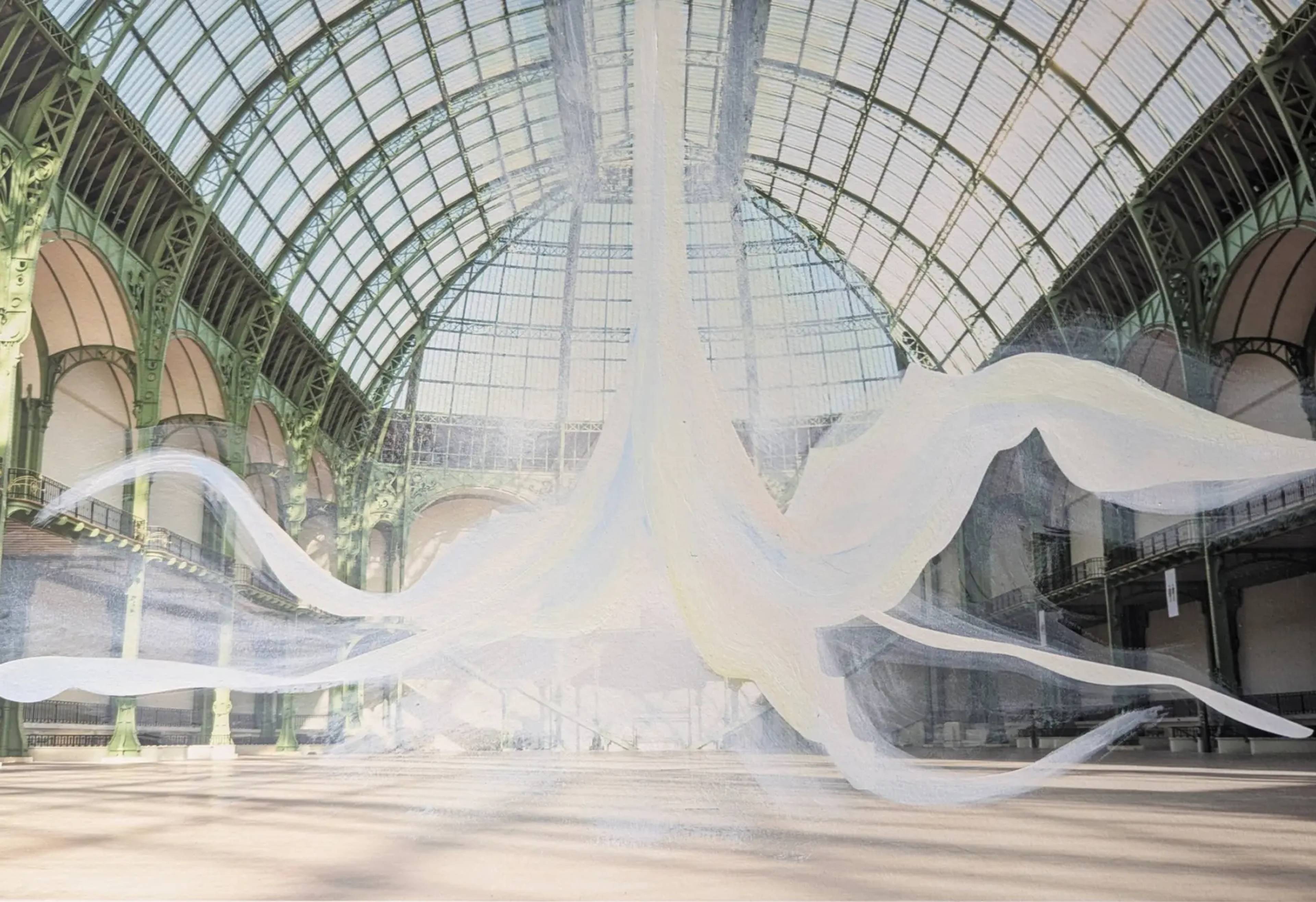Laure Prouvost’s We Felt A Star Dying at the Grand Palais in Paris. A monumental, cloud-like installation made of delicate white mesh floats beneath the historic glass roof, unfolding in organic forms that evoke movement, cosmic matter and imagination.