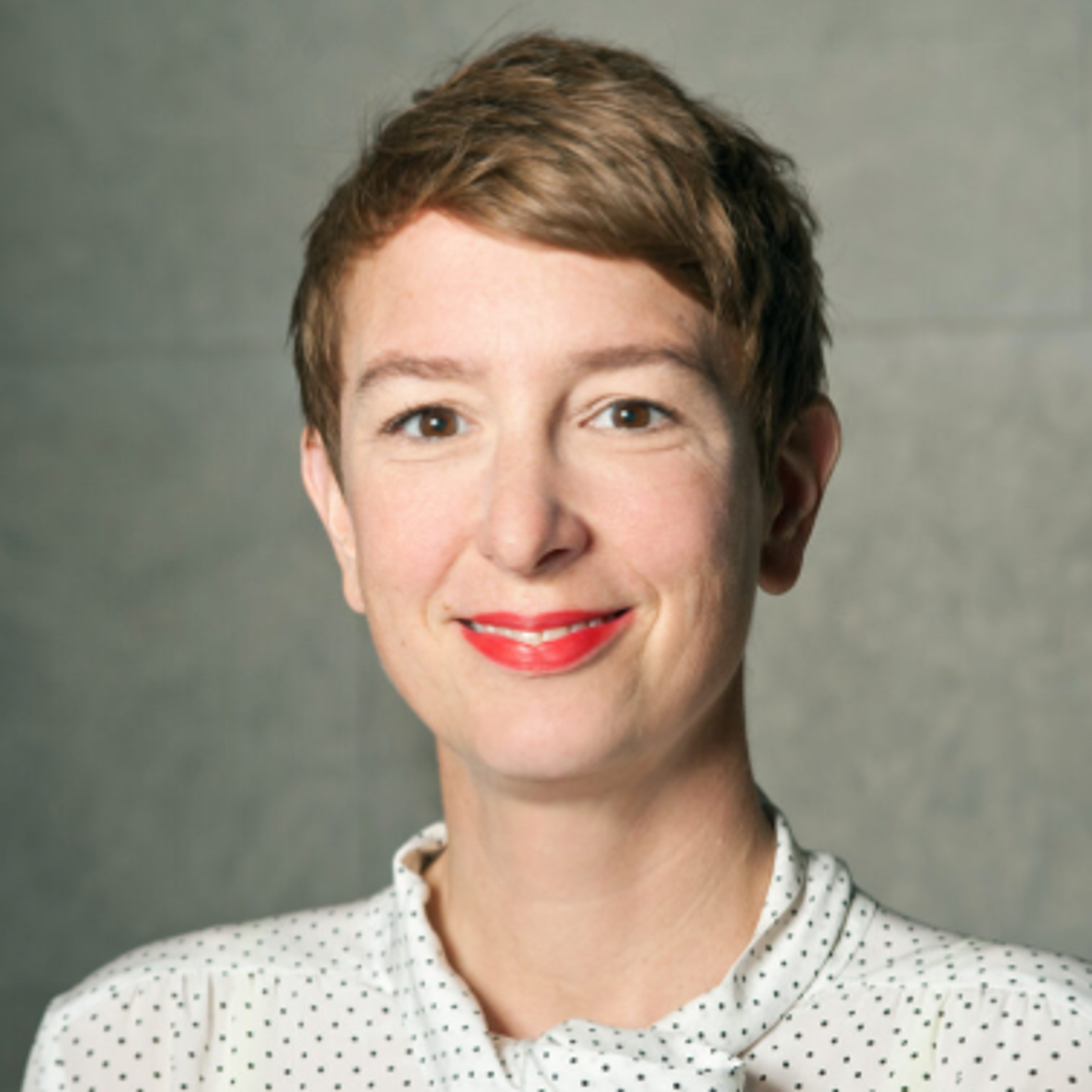 Porträt der lächelnden Dr. Katja Naie, Direktorin des Wissenschaftsprogramms der Schering Stiftung in Berlin
