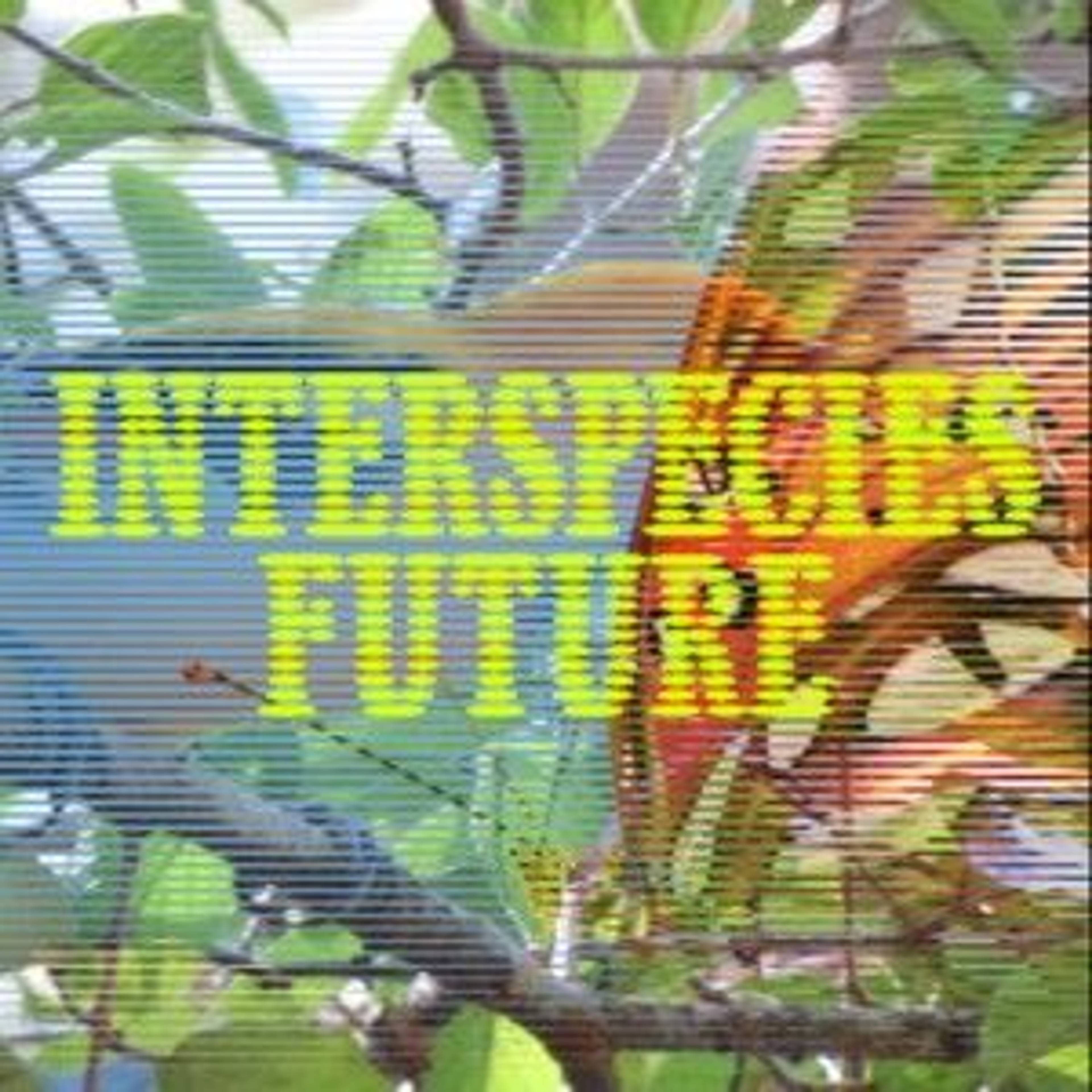 Ein digitales Kunstwerk mit den Worten INTERSPECIES FUTURE in fetter gelber Schrift über einem Hintergrund aus üppigen grünen Blättern und Zweigen, mit einem horizontalen Linieneffekt über dem Bild.