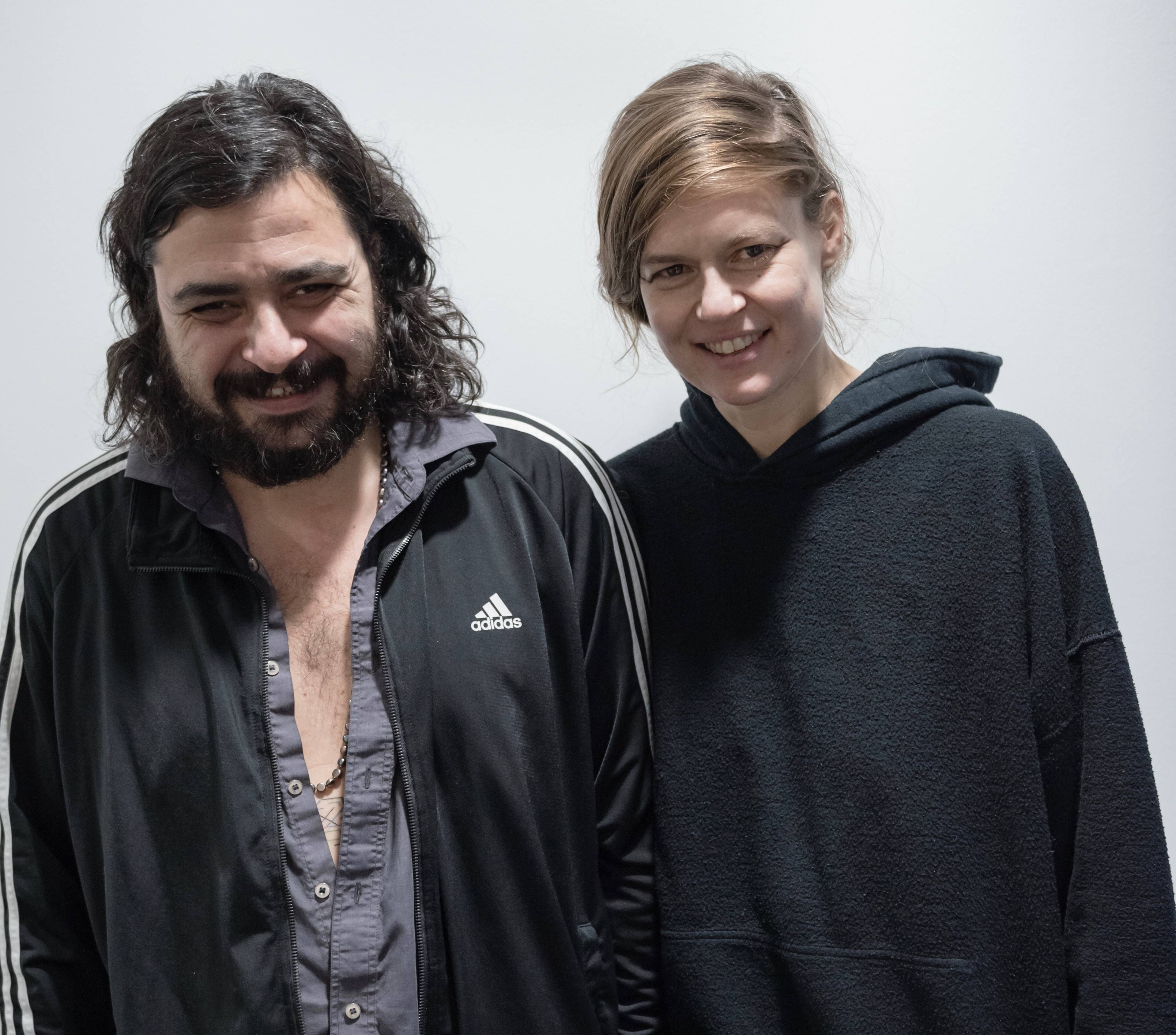 Informelles mittelgroßes Porträt der Künstler:innen Gai Behar und Sharon Eyal