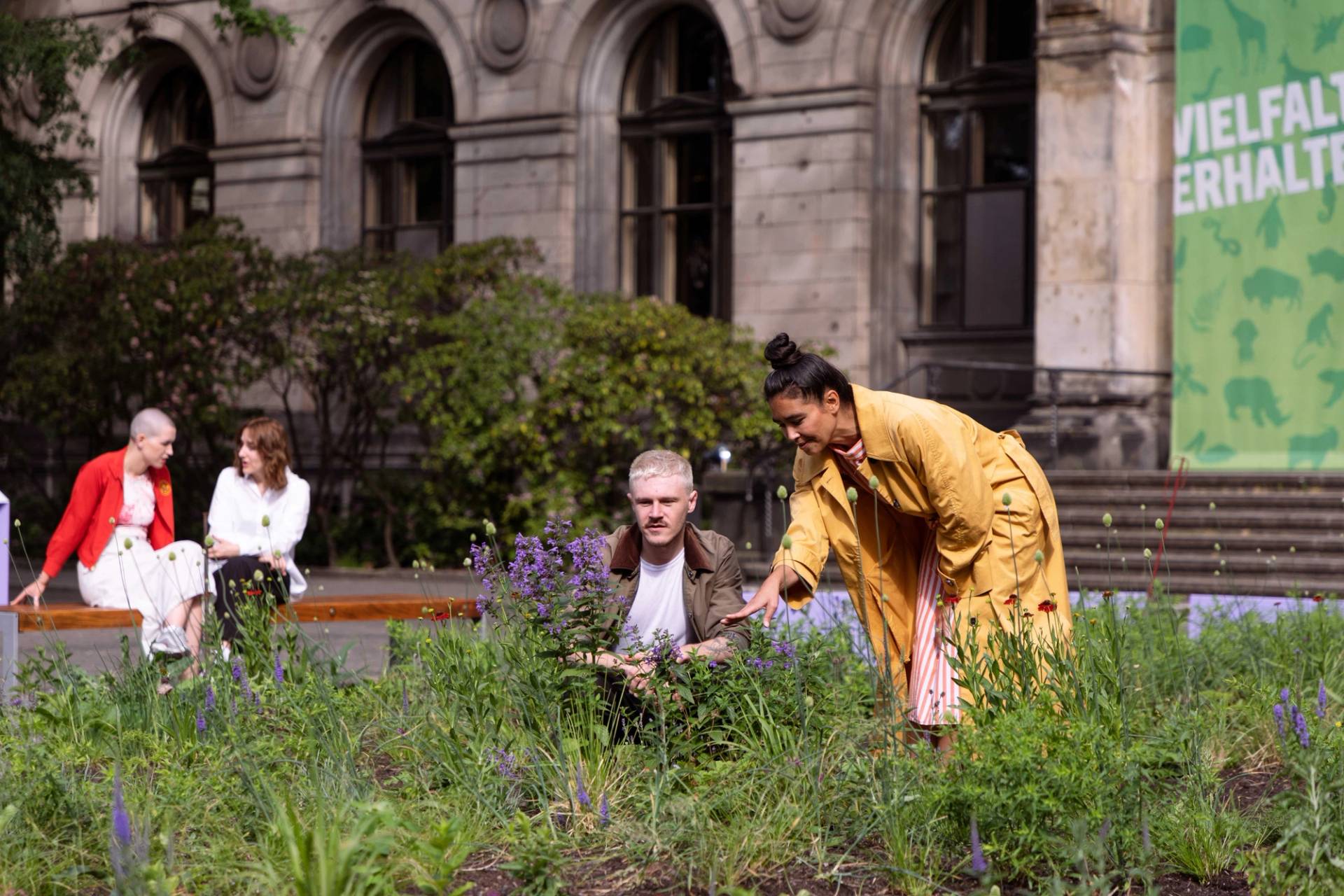 Vermittlungsprogramm: Alexandra Daisy Ginsberg's Pollinator Pathmaker ...