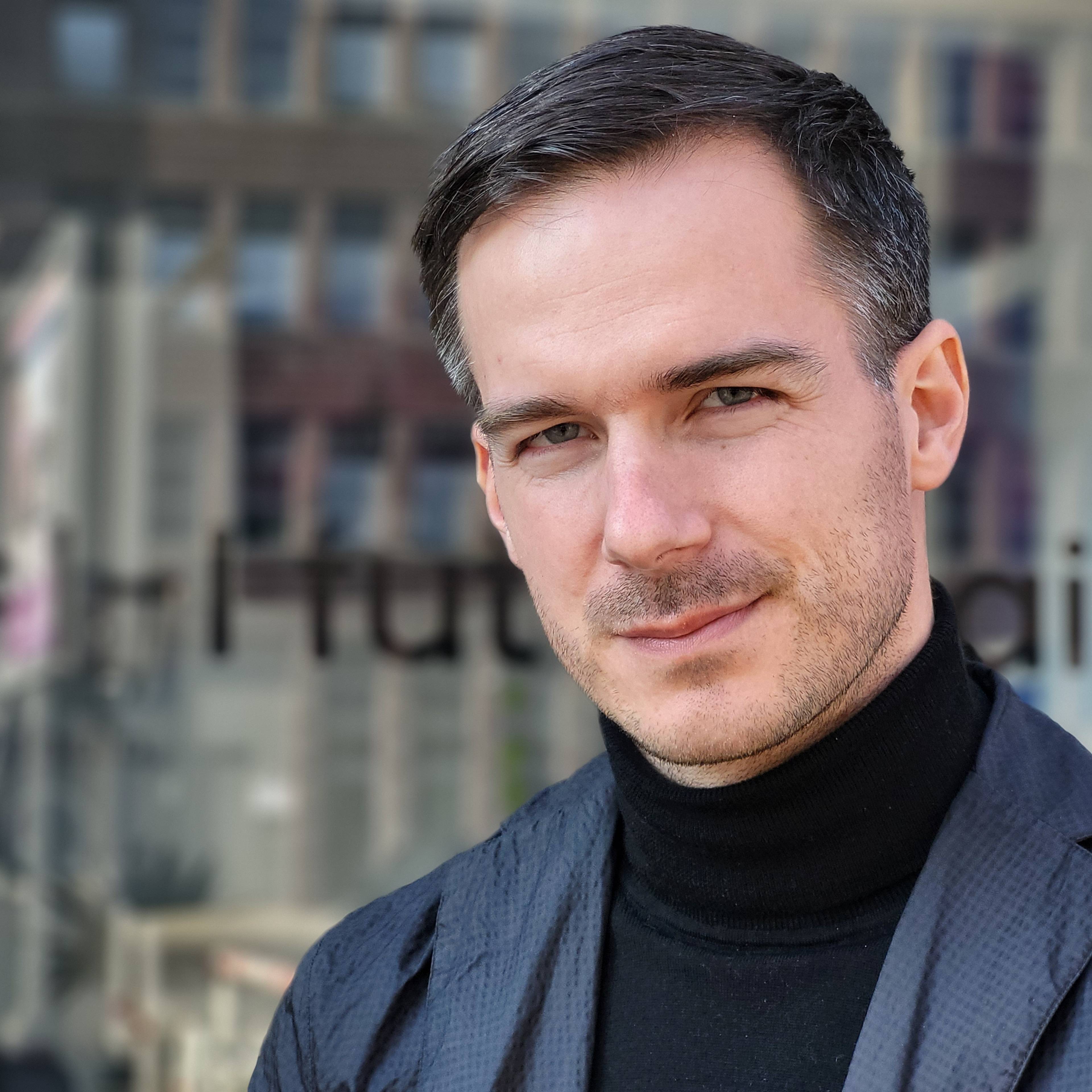 Porträt von Matyas Kovacs, der vor den Büros der Berliner Kreativagentur futurehain steht