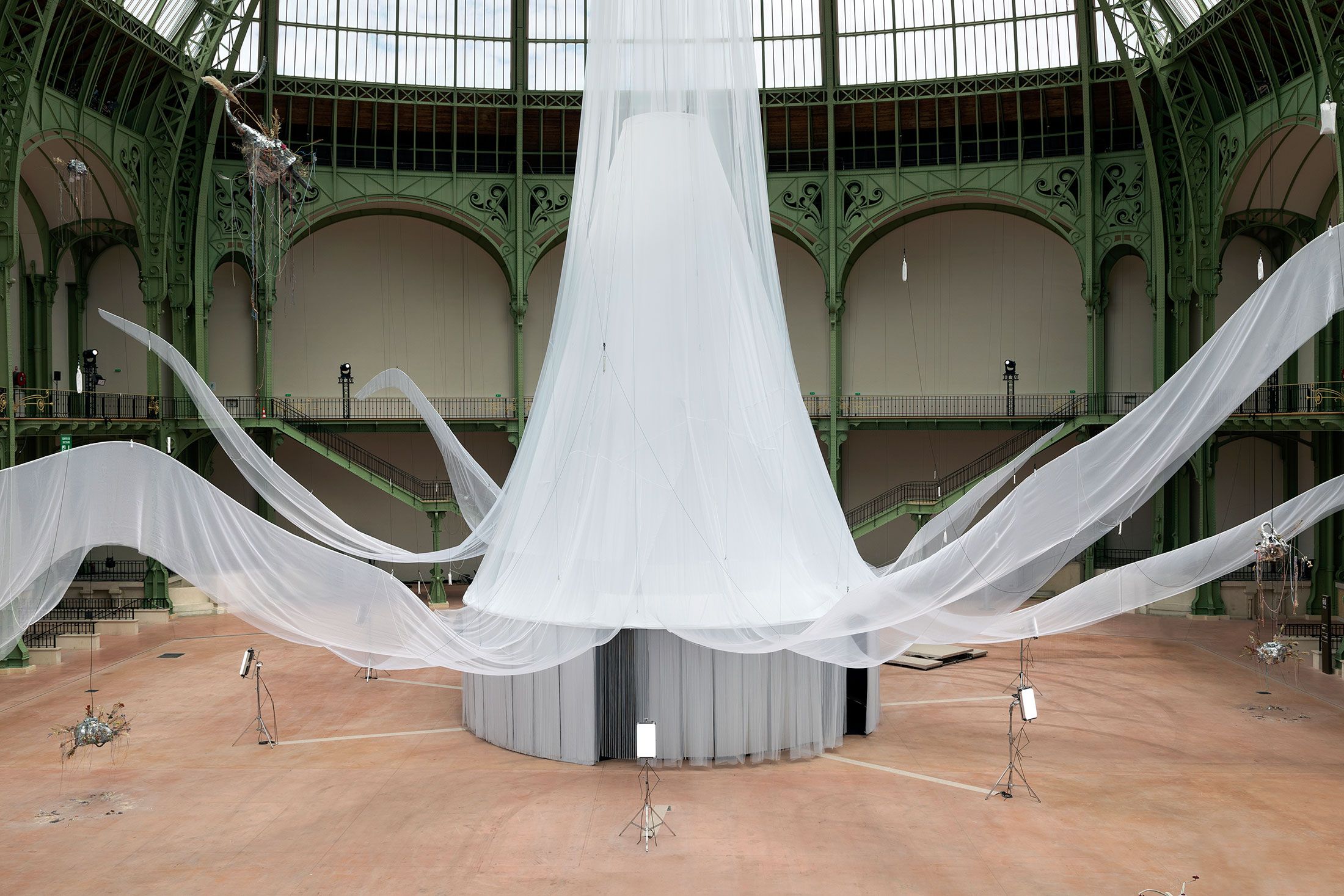 Laure Prouvost’s We Felt A Star Dying at the Grand Palais in Paris. A monumental, cloud-like installation made of delicate white mesh floats beneath the historic glass roof, unfolding in organic forms that evoke movement, cosmic matter and imagination.