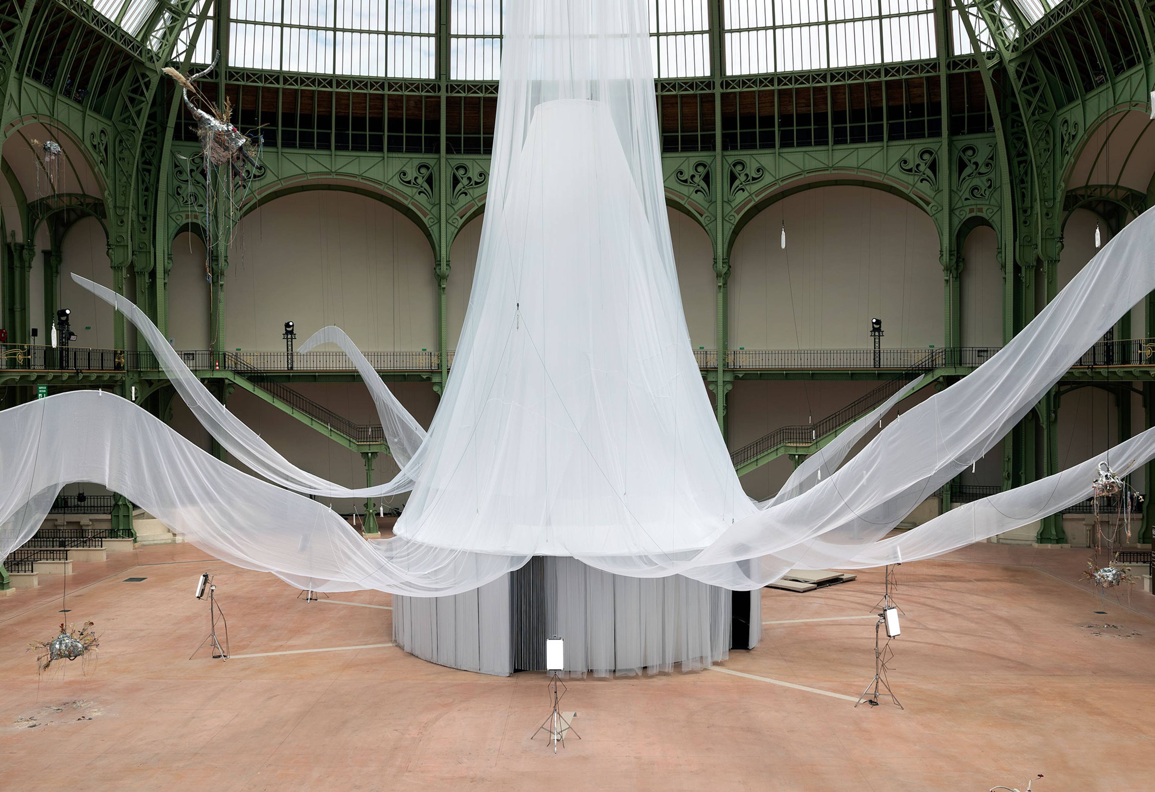 Laure Prouvost’s We Felt A Star Dying at the Grand Palais in Paris. A monumental, cloud-like installation made of delicate white mesh floats beneath the historic glass roof, unfolding in organic forms that evoke movement, cosmic matter and imagination.