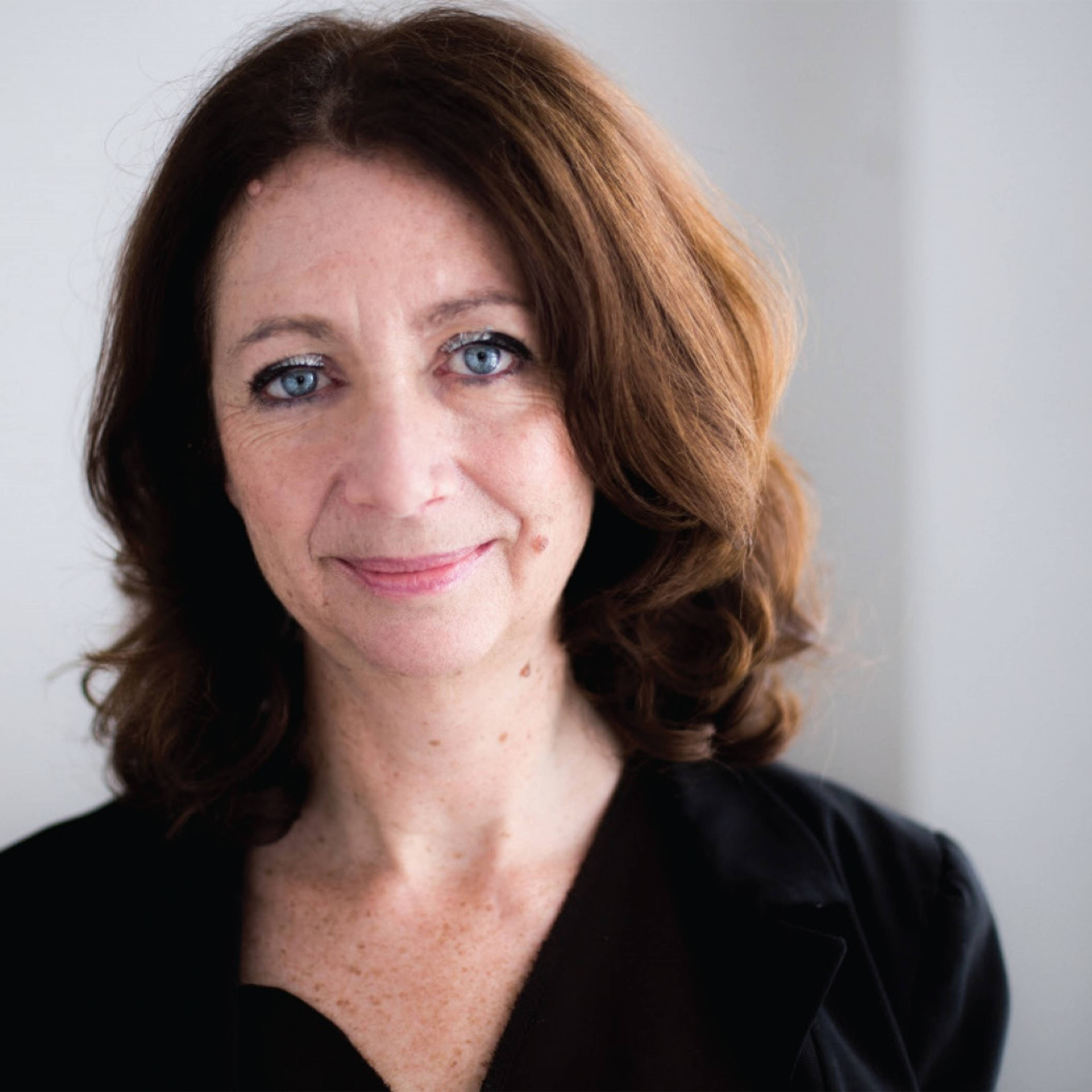 Porträt der britischen unabhängigen Produzentin, Kuratorin und Schriftstellerin Ariane Koek