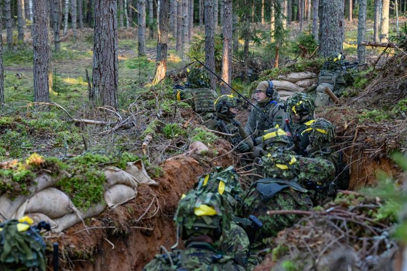 Soldiers planning operation
