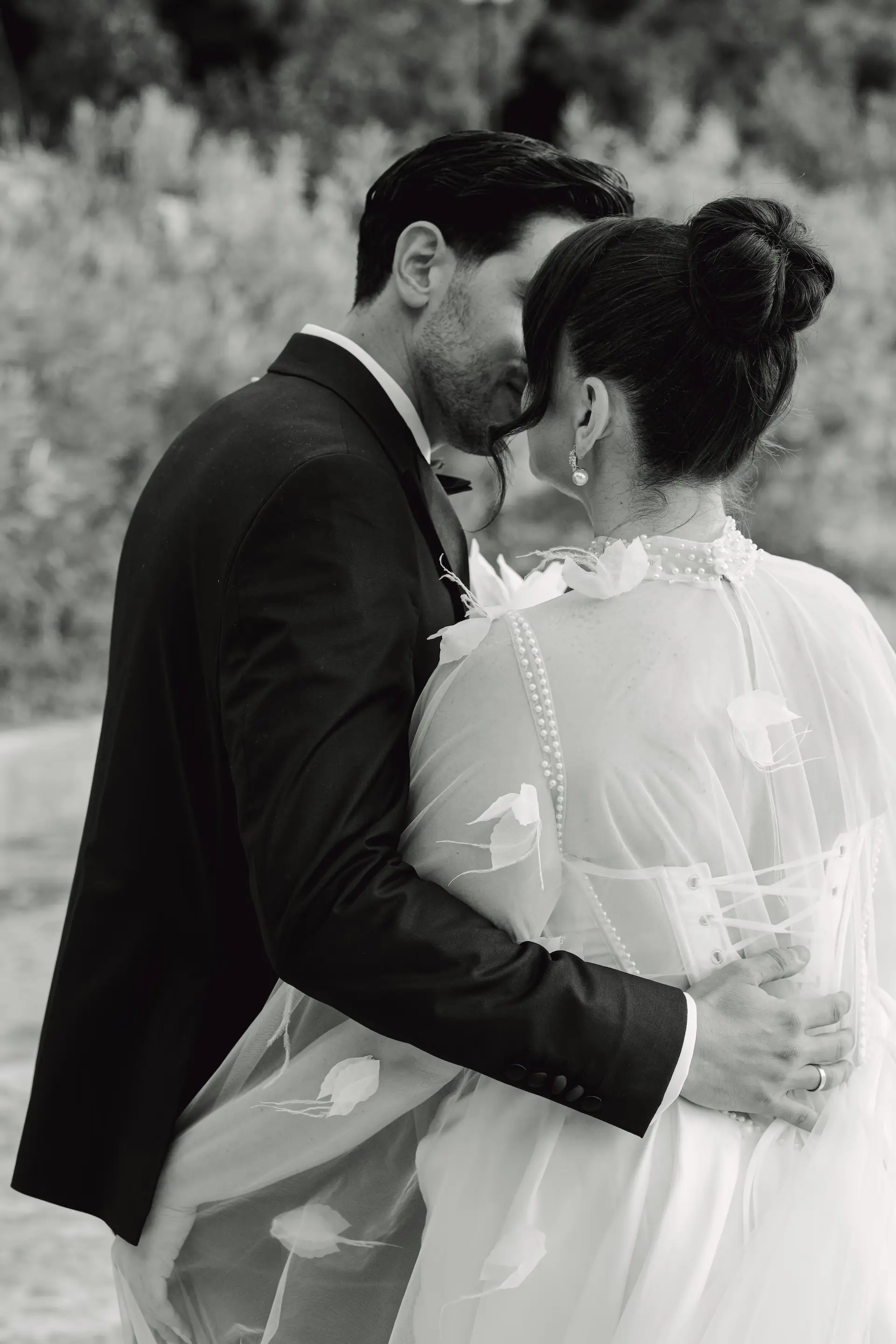 artistic photo in black and white of the couple kissing