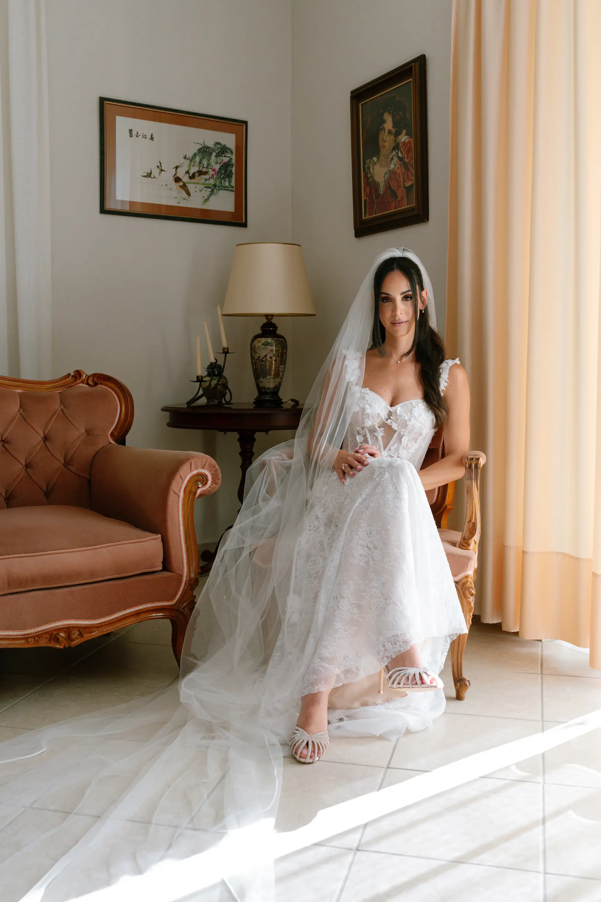 Elegant bridal portrait in the living room, καλλιτεχνική φωτογραφία γάμου.
