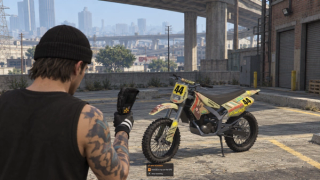 Native GPS scanner key hints — hold E to remove a tracker or X to stop scanning; the device display belongs to GTA gameplay