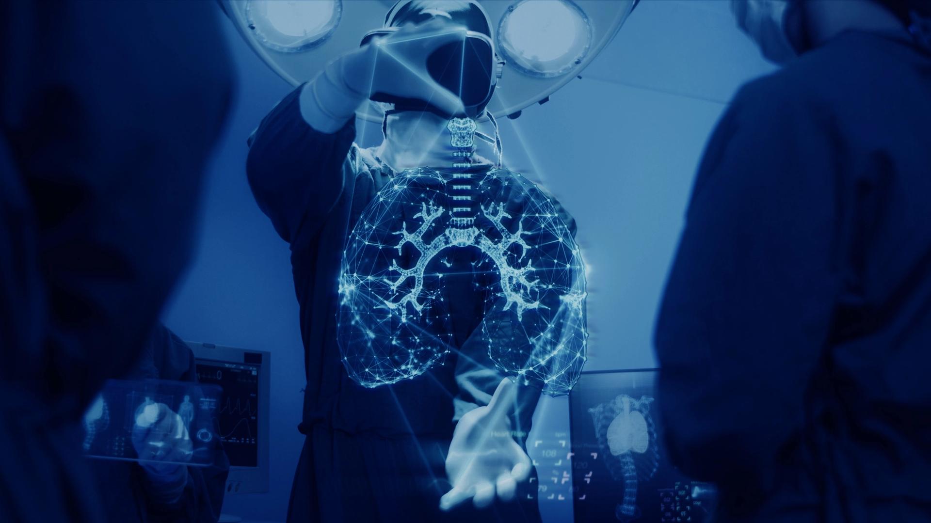 Futuristische Darstellung eines Operationssaals in der ein Mediziner ein Hologramm von Organen betrachtet