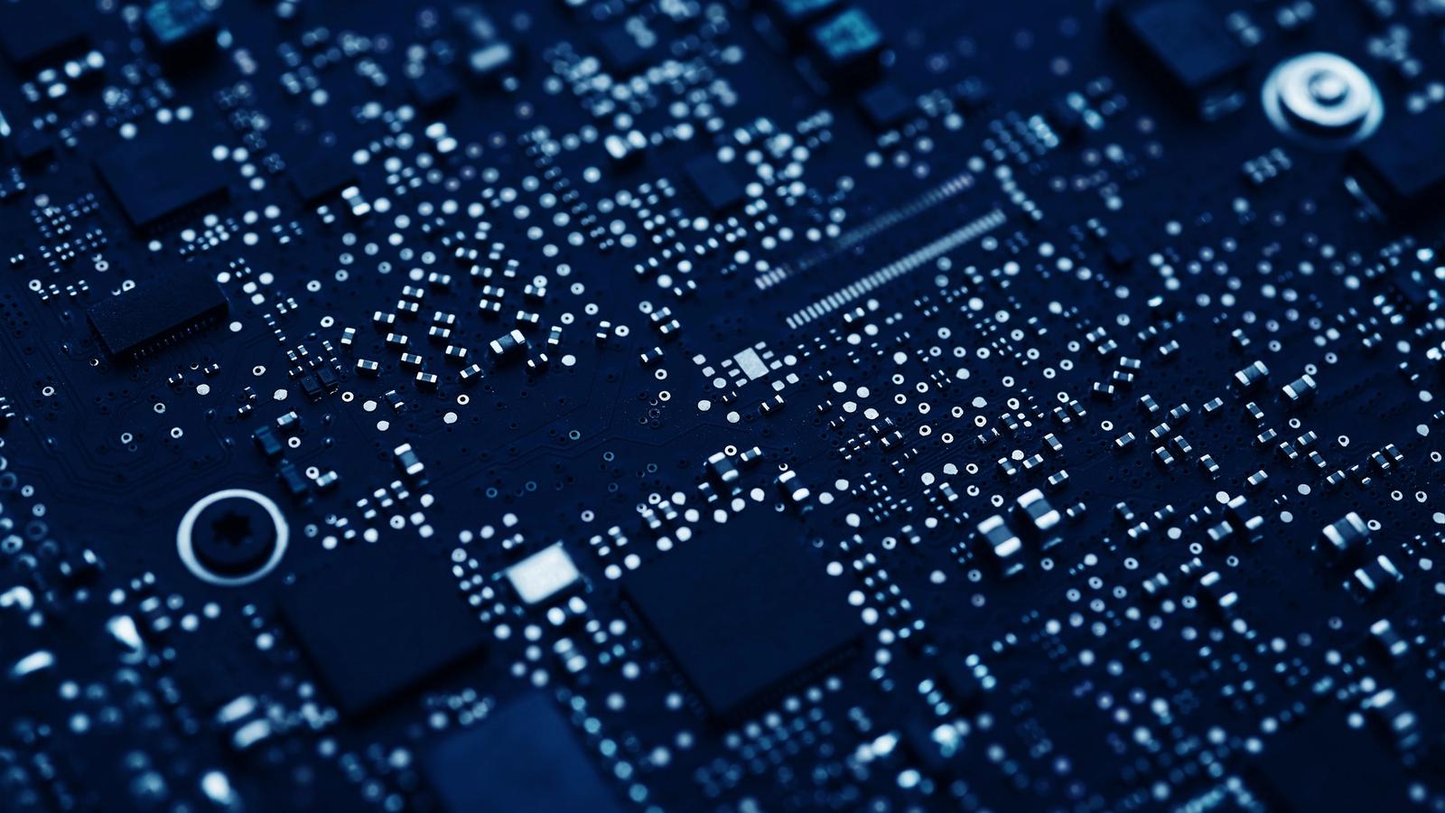 Nahaufnahme einer Platine mit Chips und weiteren Bauteilen