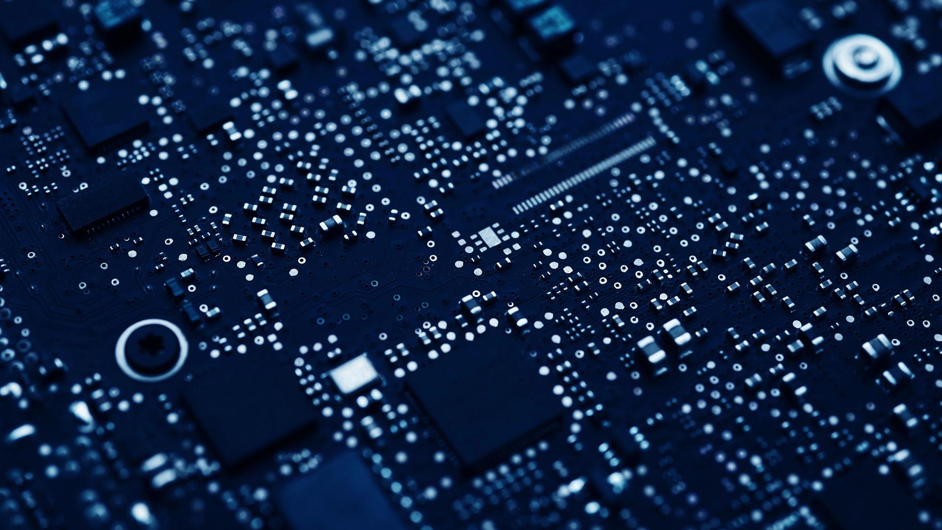 Nahaufnahme einer Platine mit Chips und weiteren Bauteilen