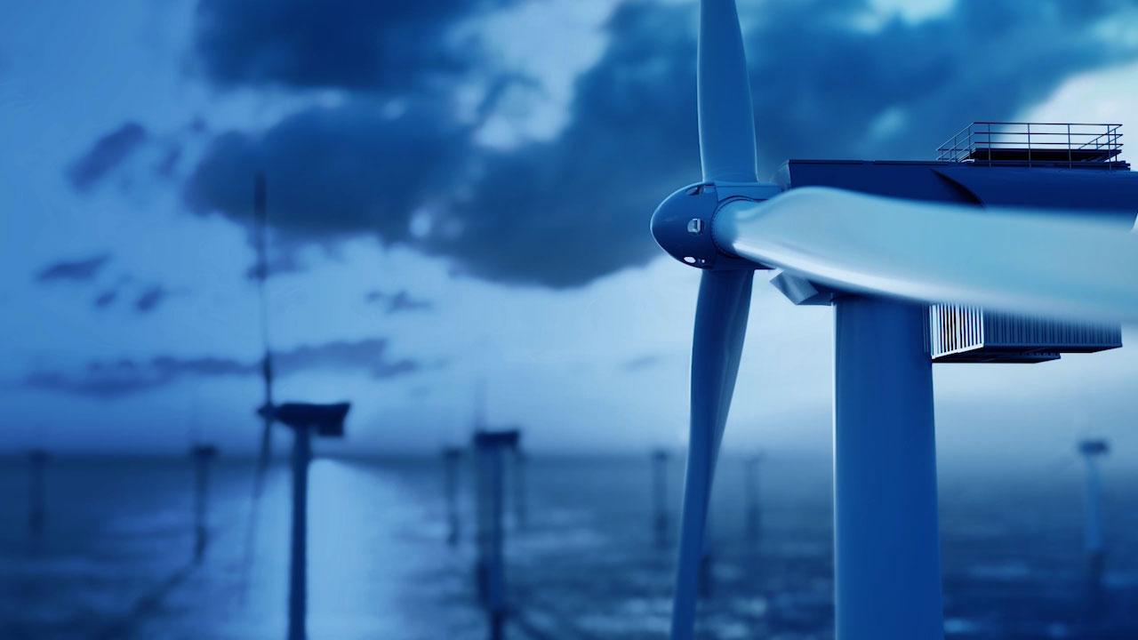 Ein Windpark mit vielen Windkraftanlagen vor wolkigem Himmel