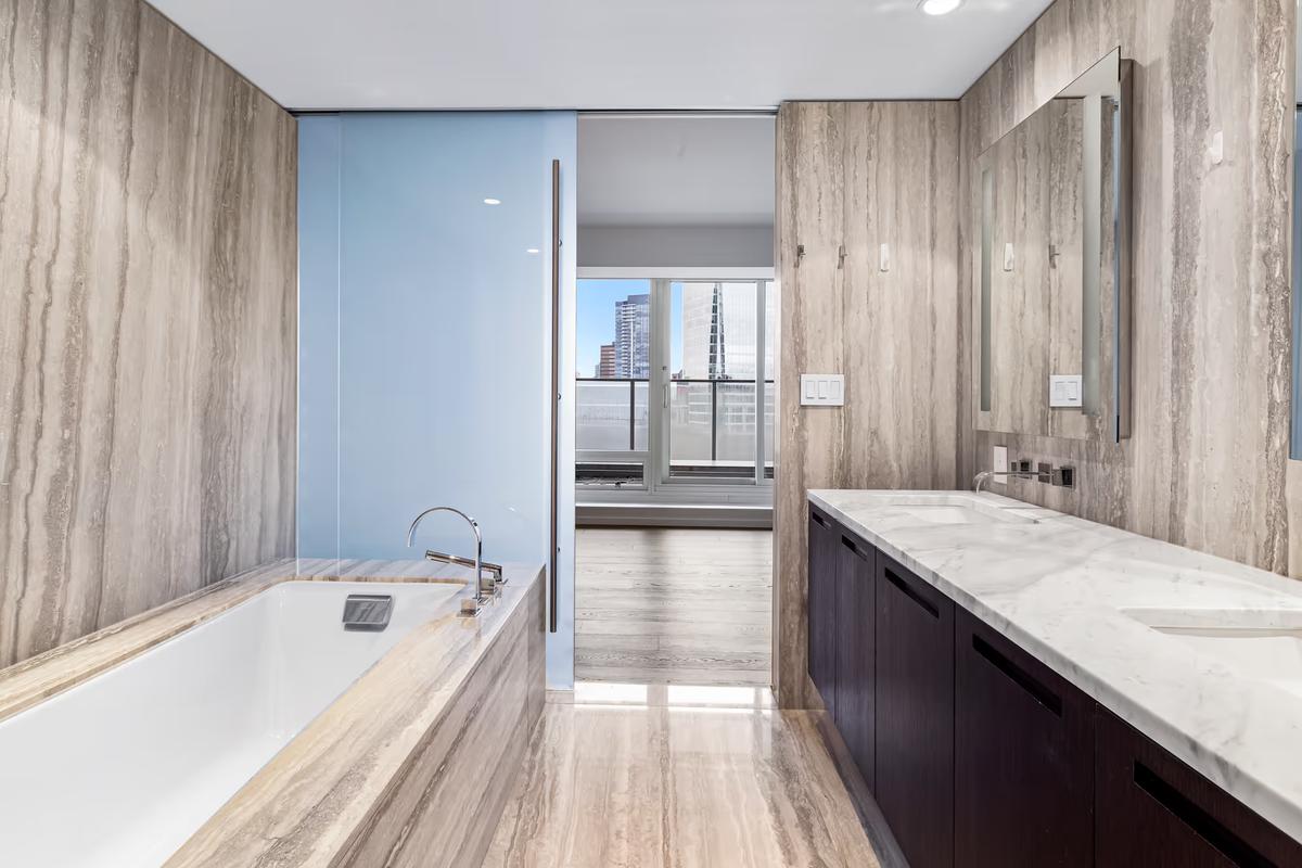 3204 - 1011 W. Cordova Street