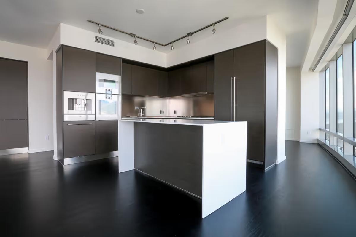 6105 - 1151 W. Georgia Street