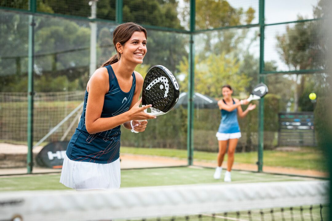Imagen destacada de La mejor ropa de pádel de mujer