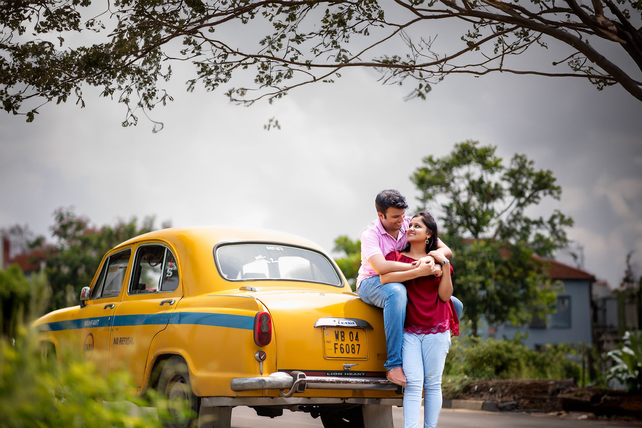 Kolkata Romance on Wheels | Candid Couple Photography with Iconic Yellow Ambassador Taxi