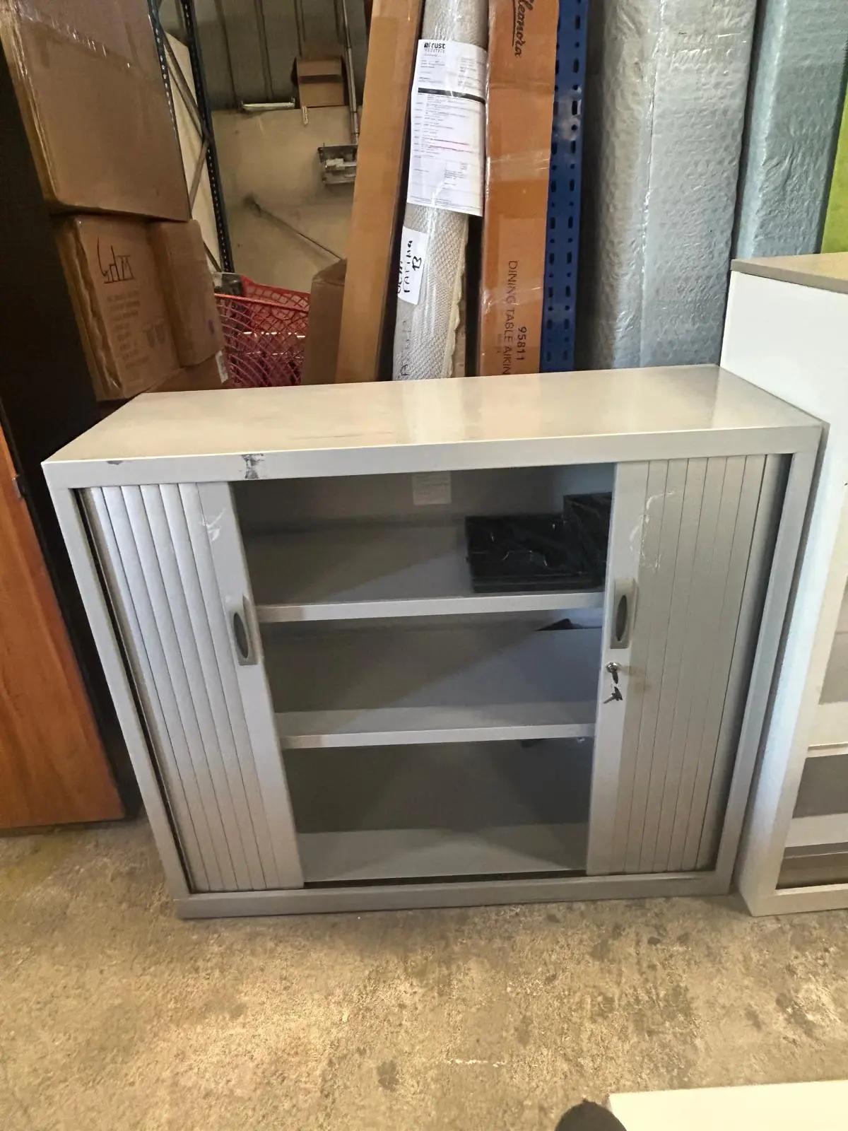 Armoire métallique grise 
