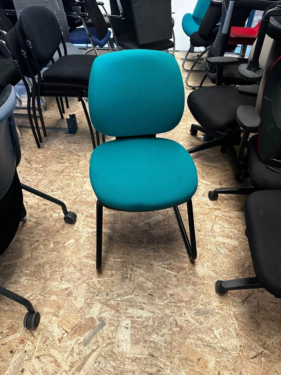 Chaise d’accueil turquoise – Assise et dossier rembourrés