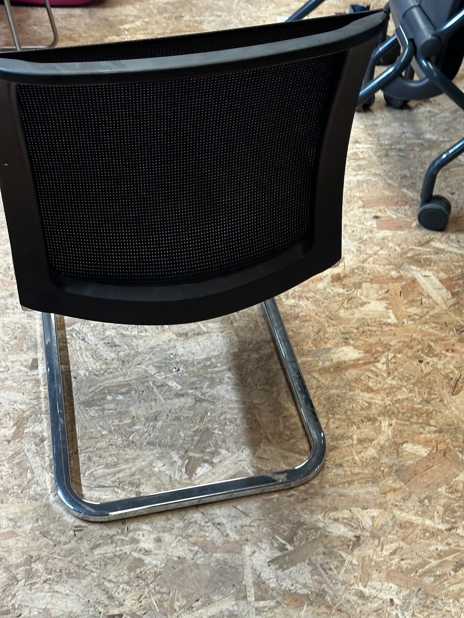 Chaise d’accueil Steelcase – Résille noire et piètement luge chromé - vue 4