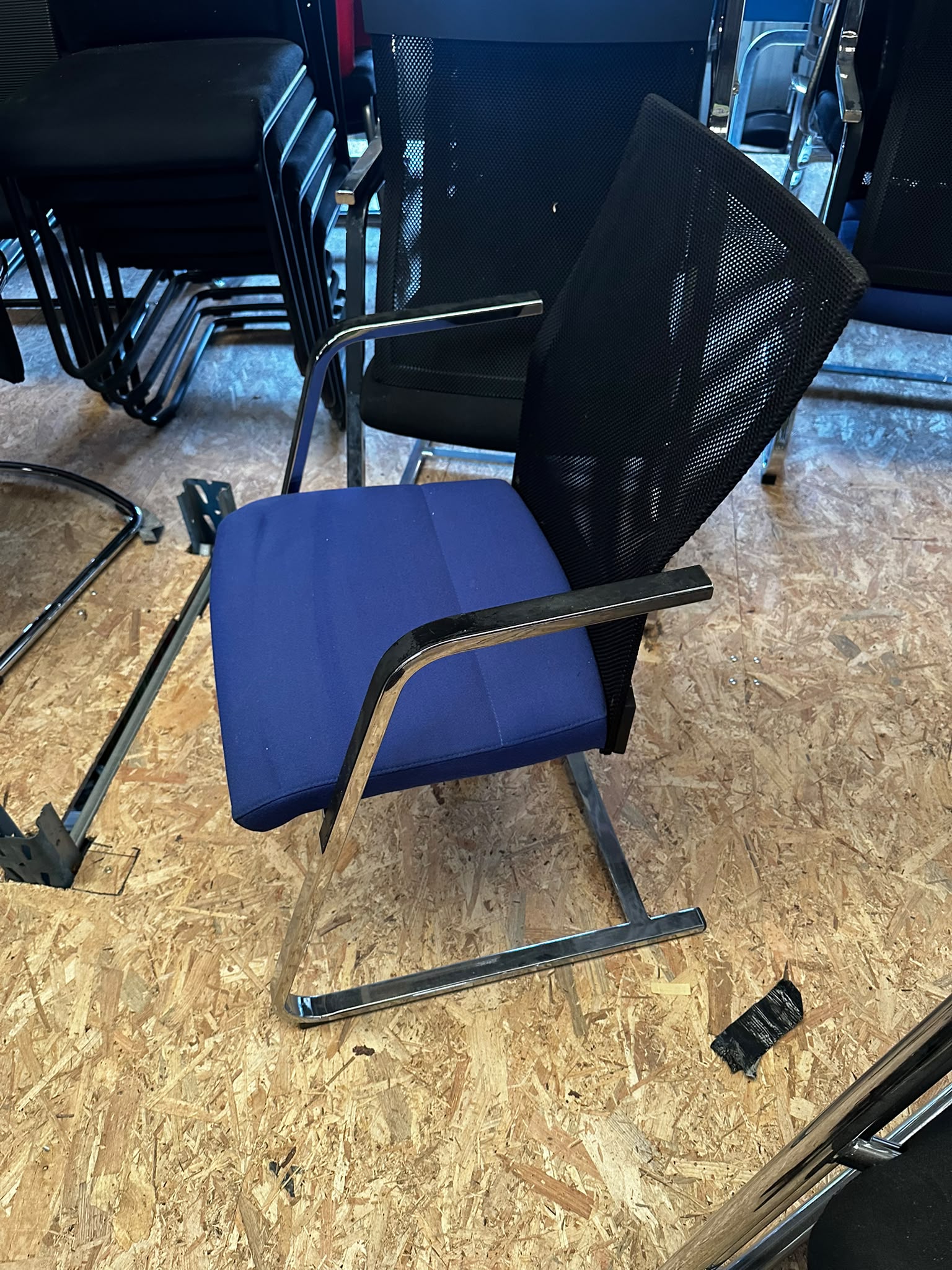 Chaise d’accueil Züco – Assise bleue, dossier résille et piètement chromé - vue 3