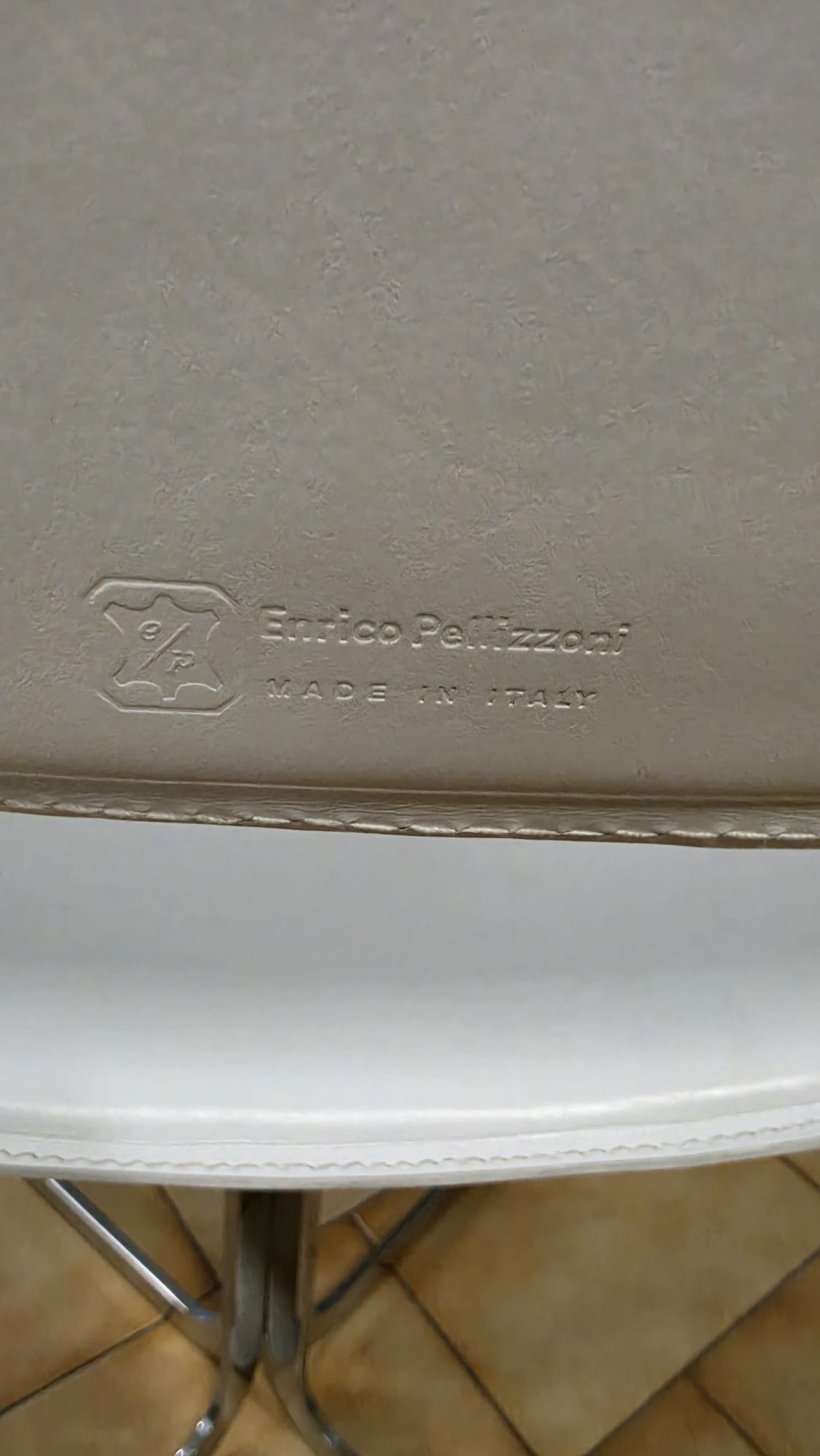 Fauteuil design Enrico Pellizzoni en cuir blanc avec accoudoirs intégrés et piètement pivotant en acier inoxydable. Chaise haut de gamme Made in Italy, idéale pour bureau de direction, salle de réunion ou intérieur contemporain. Mobilier design italien d'occasion en excellent état.