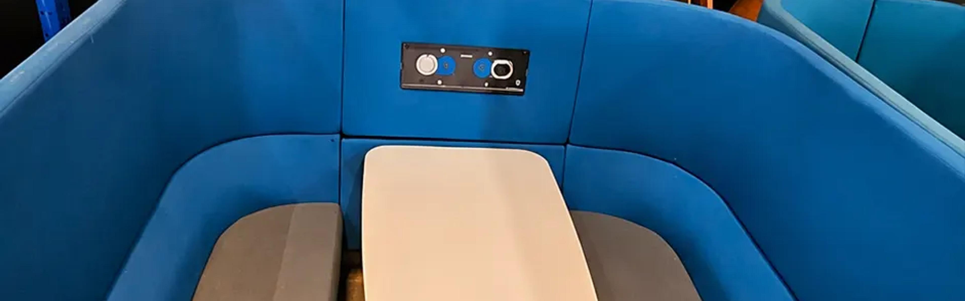 Banquette collaborative Orangebox 4 places en tissu bleu avec table intégrée