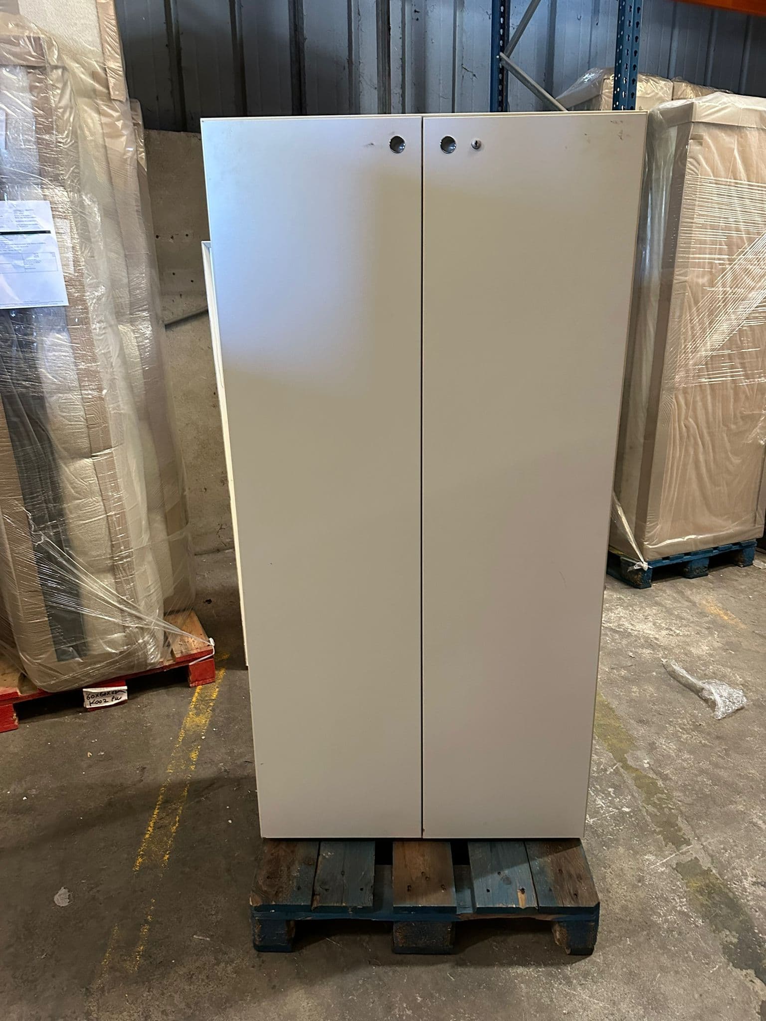 Armoire de bureau blanche 
