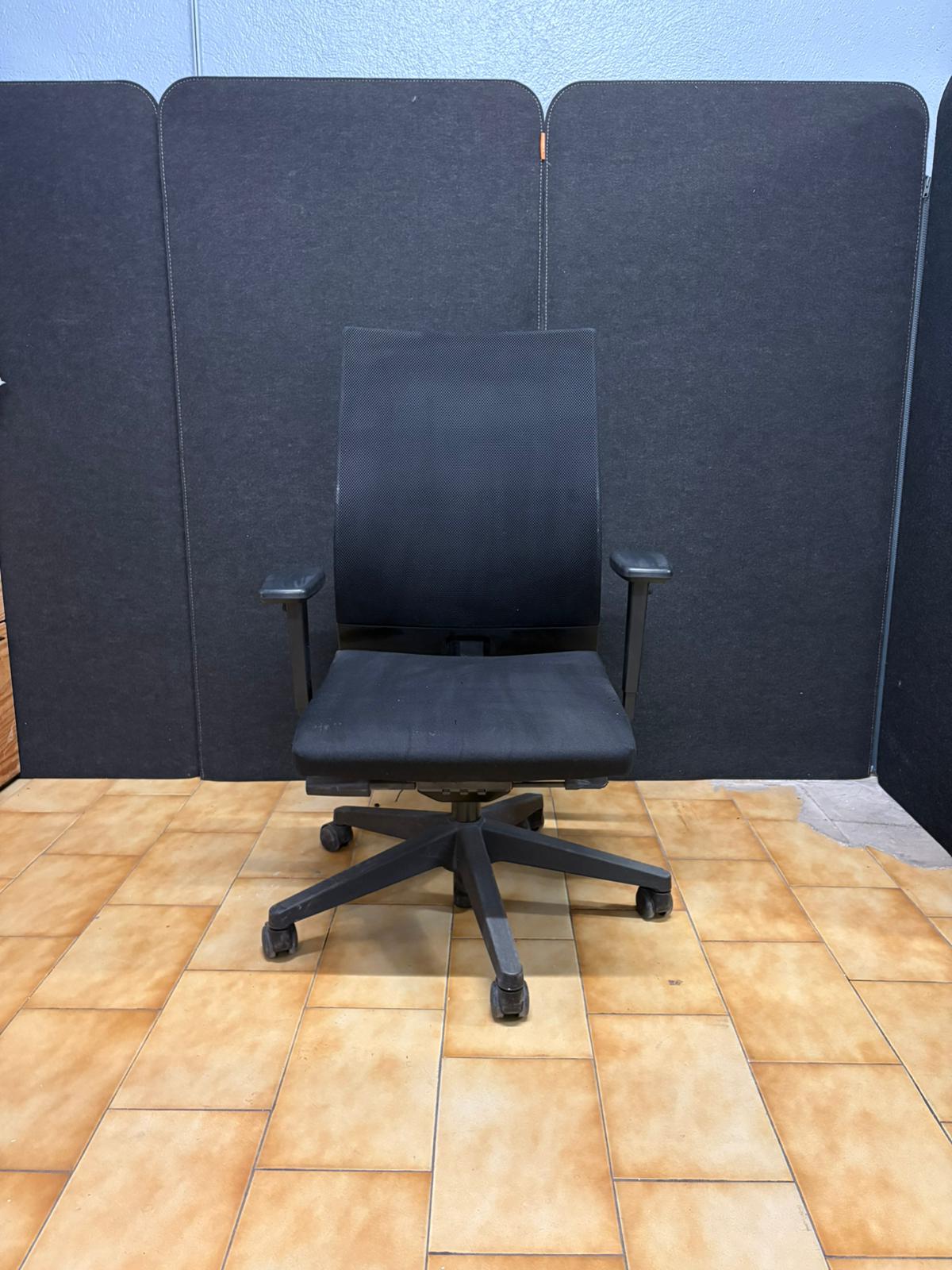 Fauteuil de bureau ergonomique noir – Dossier résille – Accoudoirs réglables