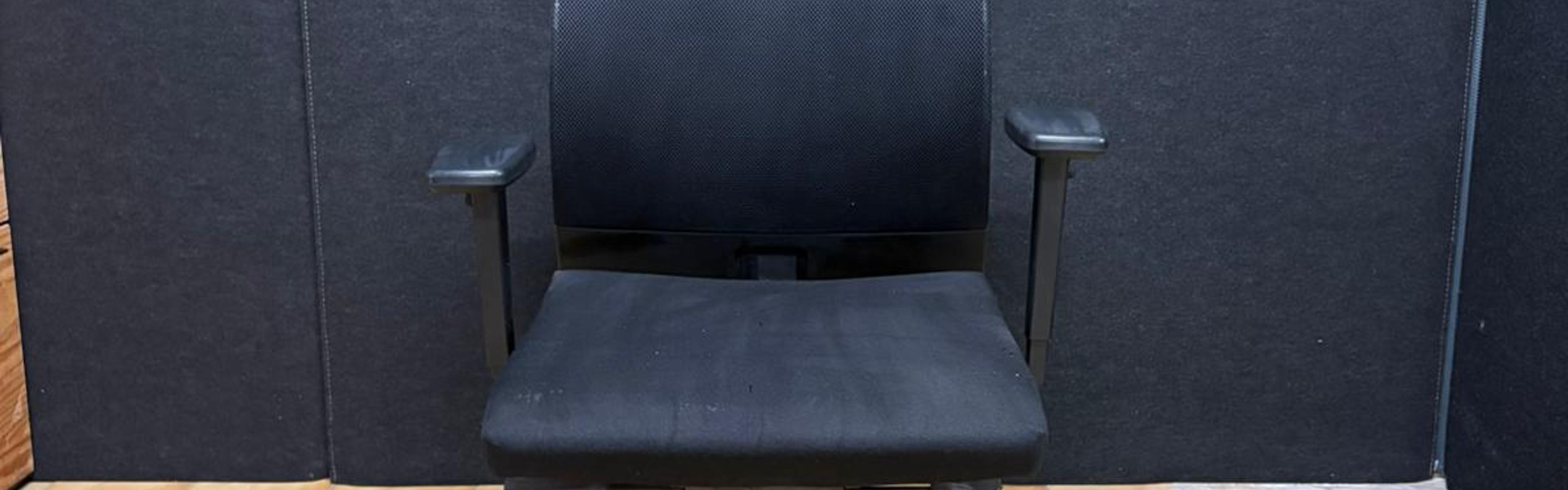 Fauteuil de bureau ergonomique noir – Dossier résille – Accoudoirs réglables