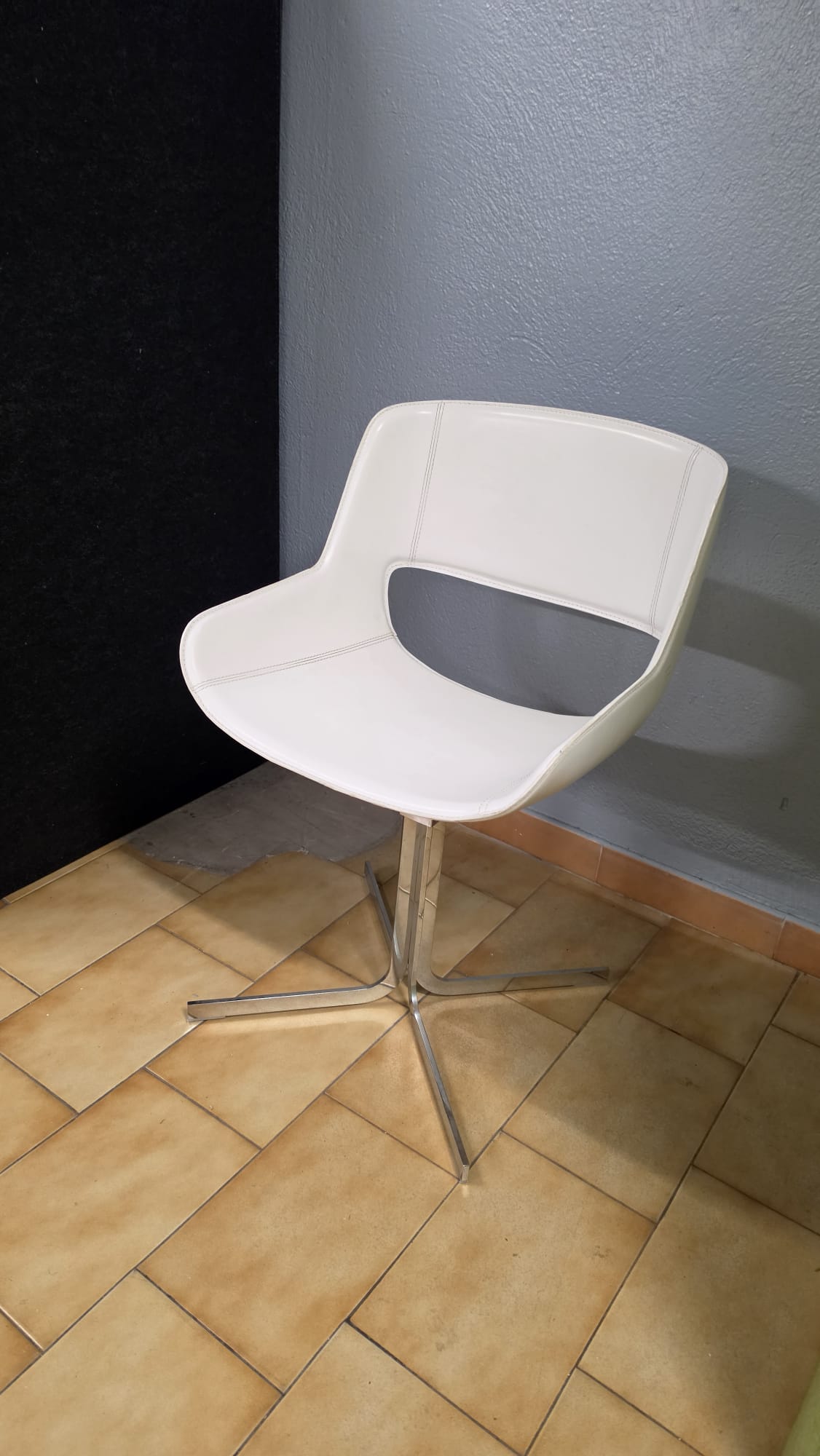 Fauteuil design Enrico Pellizzoni en cuir blanc avec accoudoirs intégrés et piètement pivotant en acier inoxydable. Chaise haut de gamme Made in Italy, idéale pour bureau de direction, salle de réunion ou intérieur contemporain. Mobilier design italien d'occasion en excellent état.