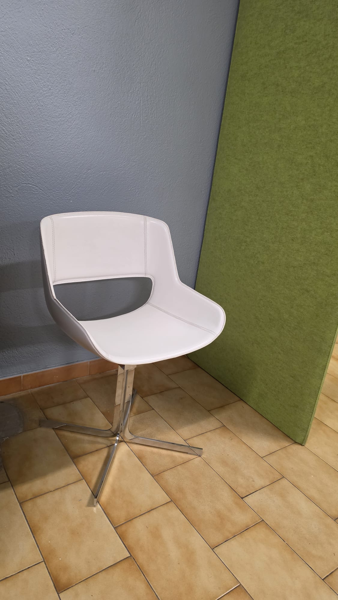 Fauteuil design Enrico Pellizzoni en cuir blanc avec accoudoirs intégrés et piètement pivotant en acier inoxydable. Chaise haut de gamme Made in Italy, idéale pour bureau de direction, salle de réunion ou intérieur contemporain. Mobilier design italien d'occasion en excellent état.