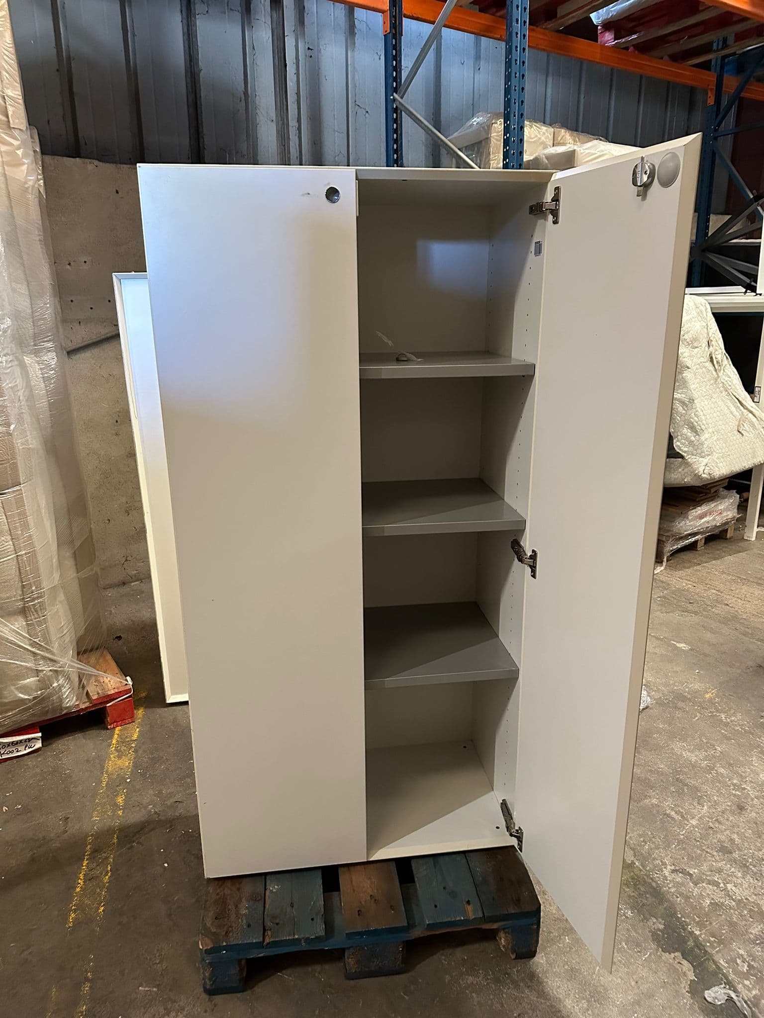 Armoire de bureau blanche 
