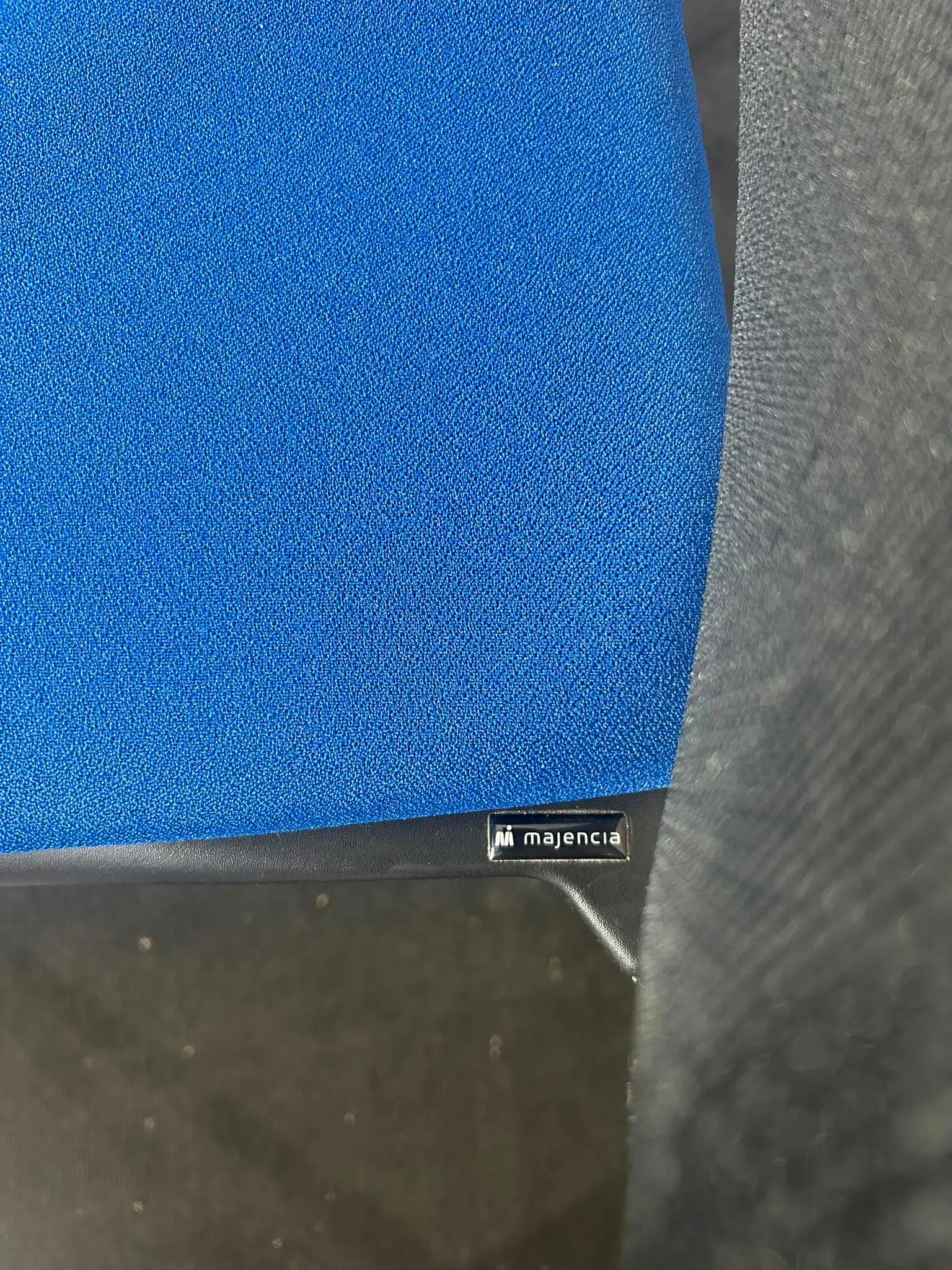 Chaise visiteur Majencia assise bleue avec dossier filet noir - vue 5