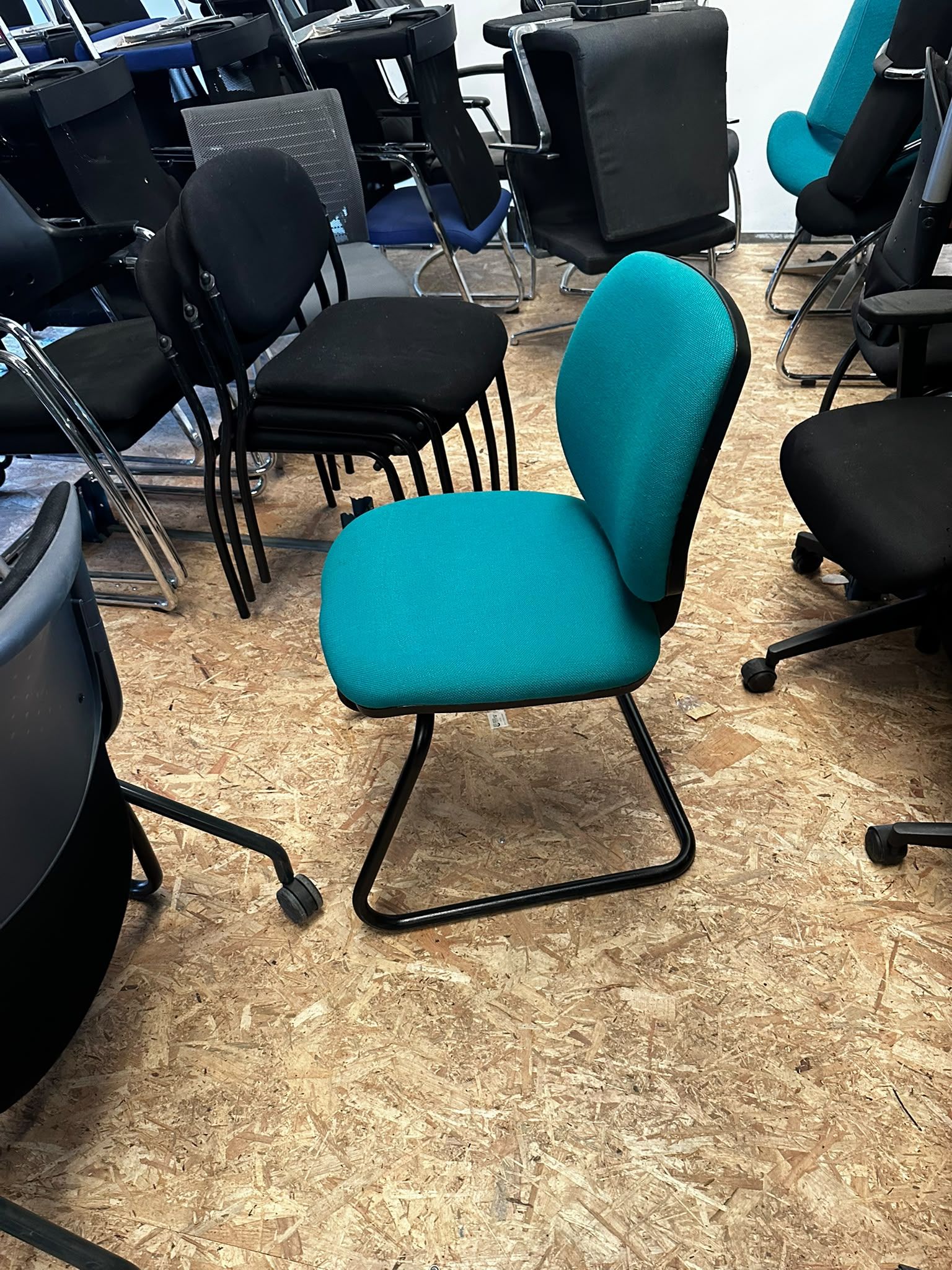 Chaise d’accueil turquoise – Assise et dossier rembourrés - vue 2