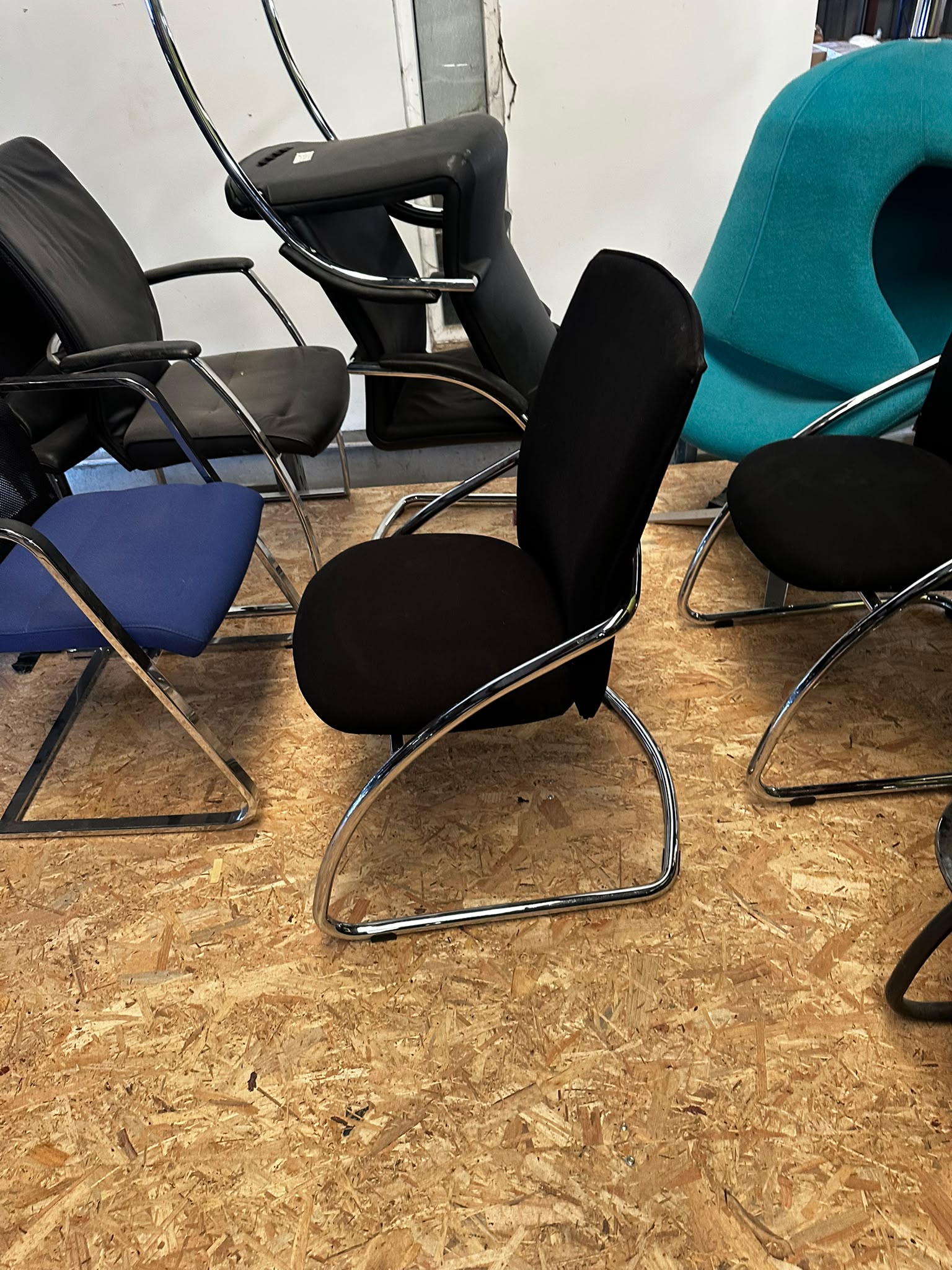 Chaise visiteur noire – Assise rembourrée et piètement luge chromé - vue 2