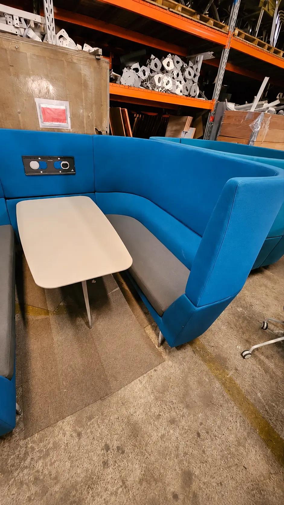 Banquette collaborative Orangebox 4 places en tissu bleu avec table intégrée - vue 2