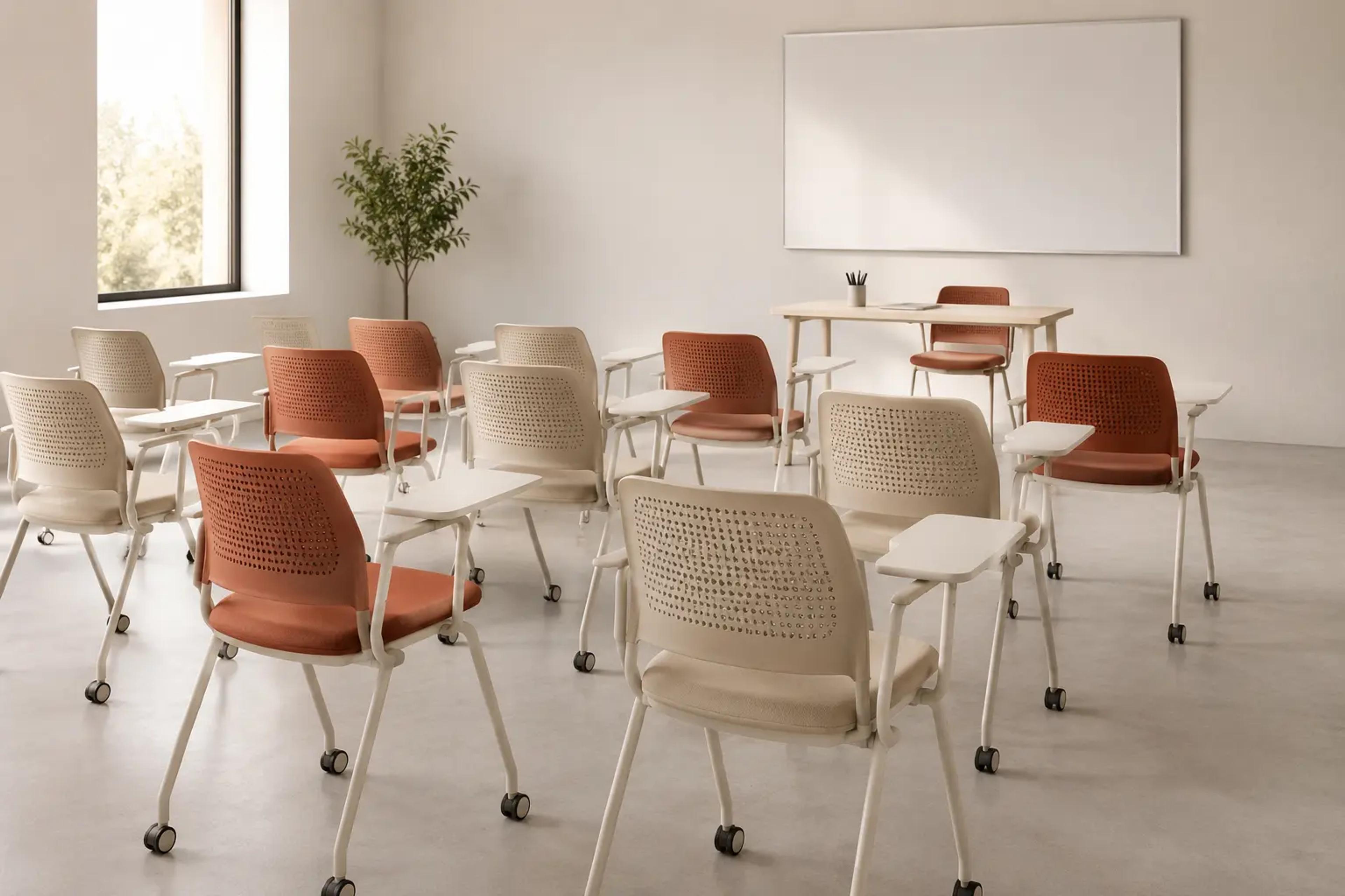 Salle de formation équipée en chaises avec tablettes